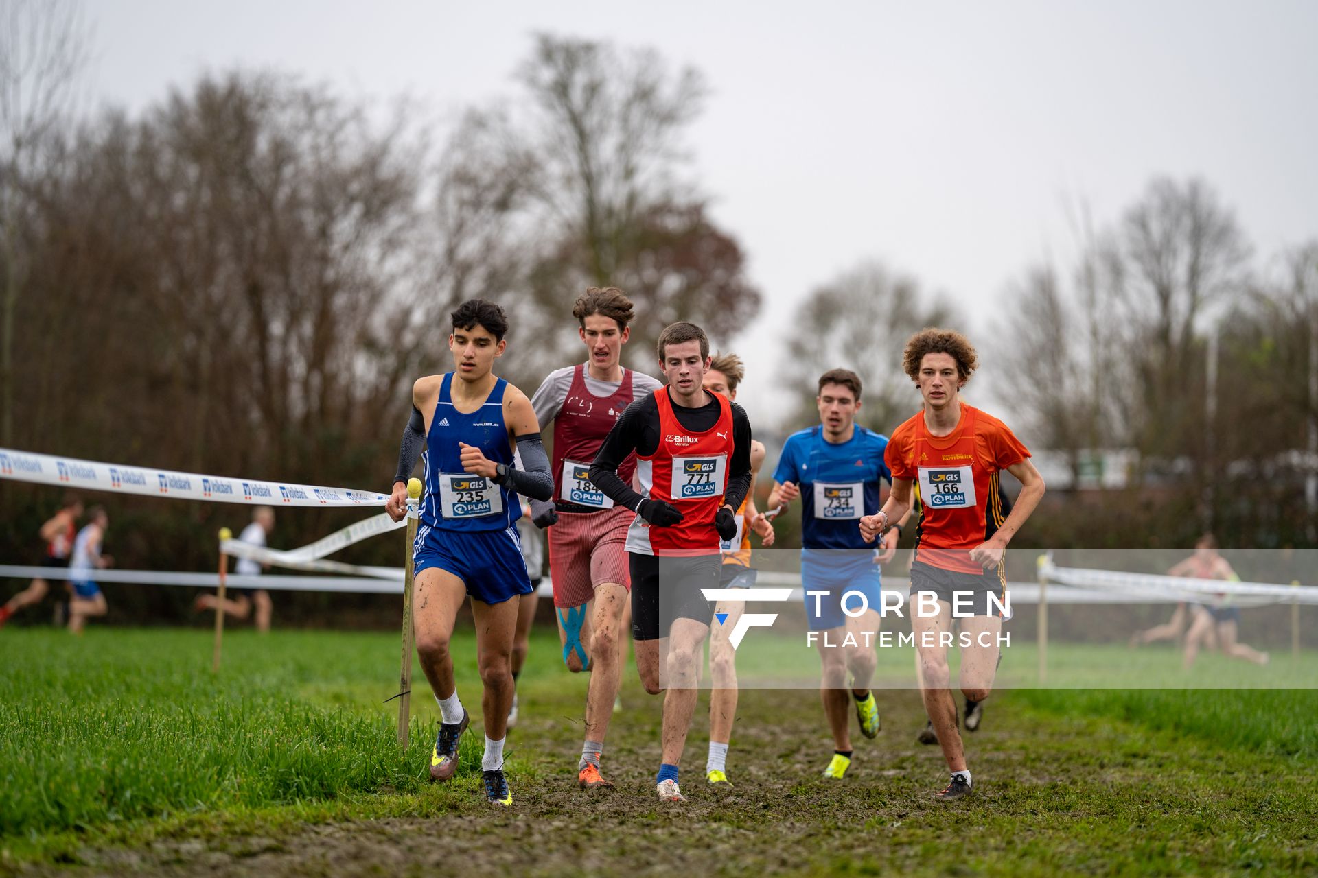 Anas Belfqih (TV Waldstrasse Wiesbaden), Conrad Heinemann (Koenigsteiner LV), Marco Sietmann (LG Brillux Muenster), Robin Mueller (Erfurter LAC), Luk Jaeger (TSV Penzberg) am 18.12.2021 waehrend der deutschen Cross Meisterschaft 2021 in Sonsbeck