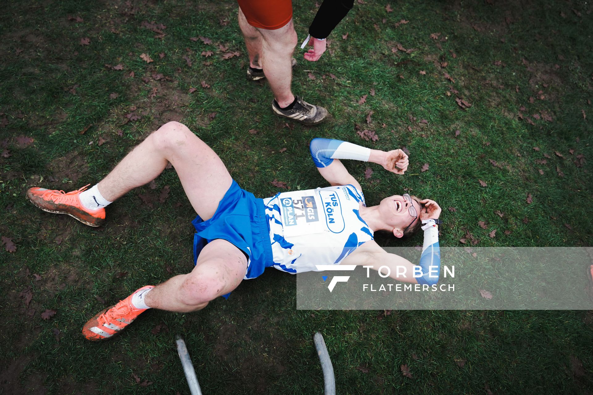 Lukas Gardeweg (TuS Koeln rrh.) liegt im Ziel auf dem Boden am 18.12.2021 waehrend der deutschen Cross Meisterschaft 2021 in Sonsbeck