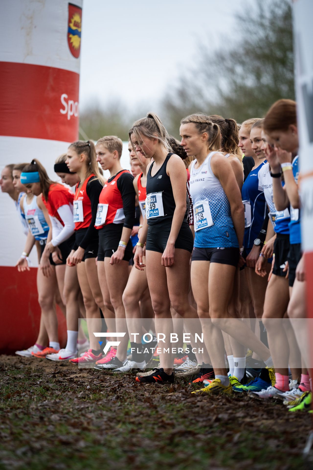 Start der Frauen am 18.12.2021 waehrend der deutschen Cross Meisterschaft 2021 in Sonsbeck