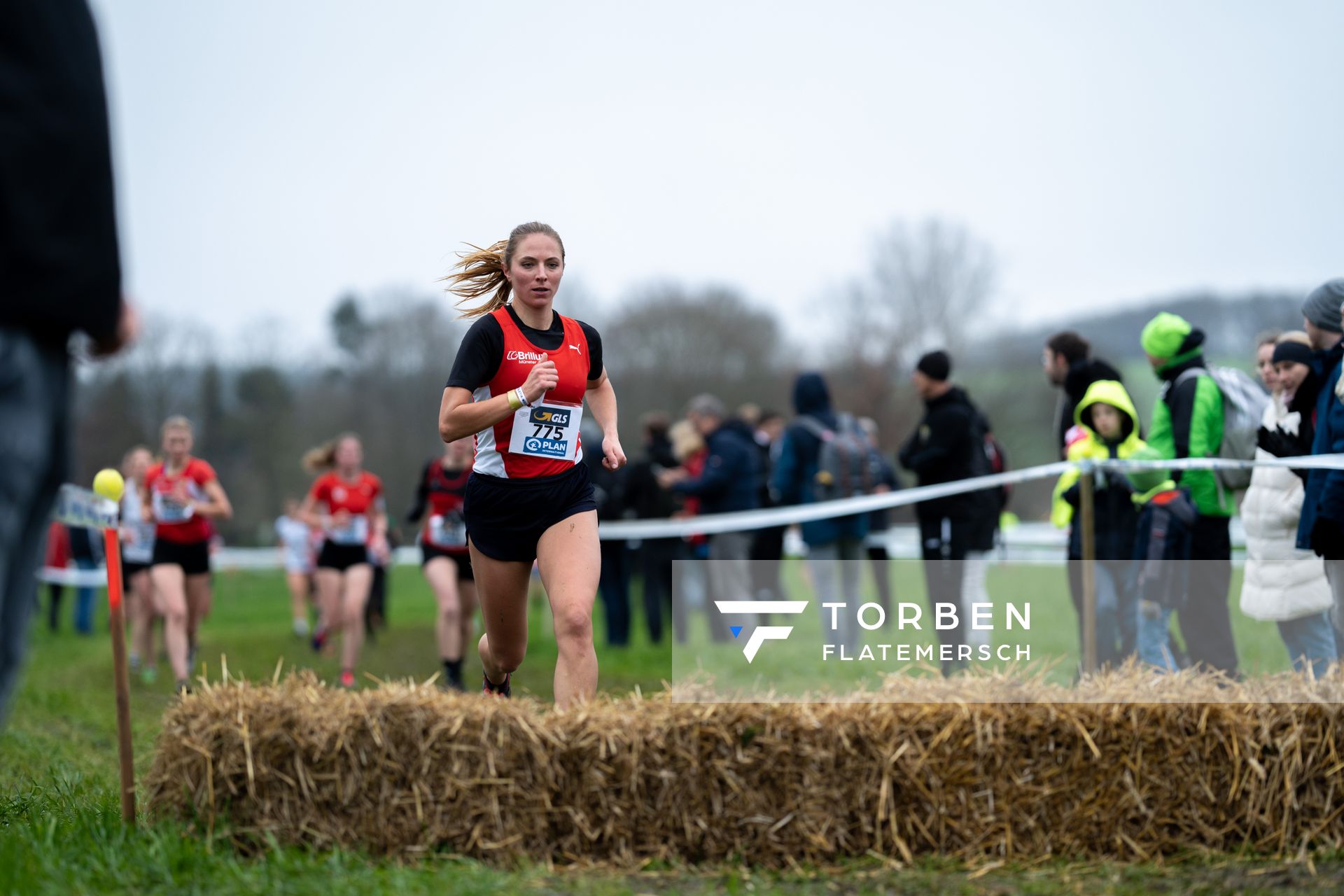 Margot Julia Wyrwoll (LG Brillux Muenster) am 18.12.2021 waehrend der deutschen Cross Meisterschaft 2021 in Sonsbeck
