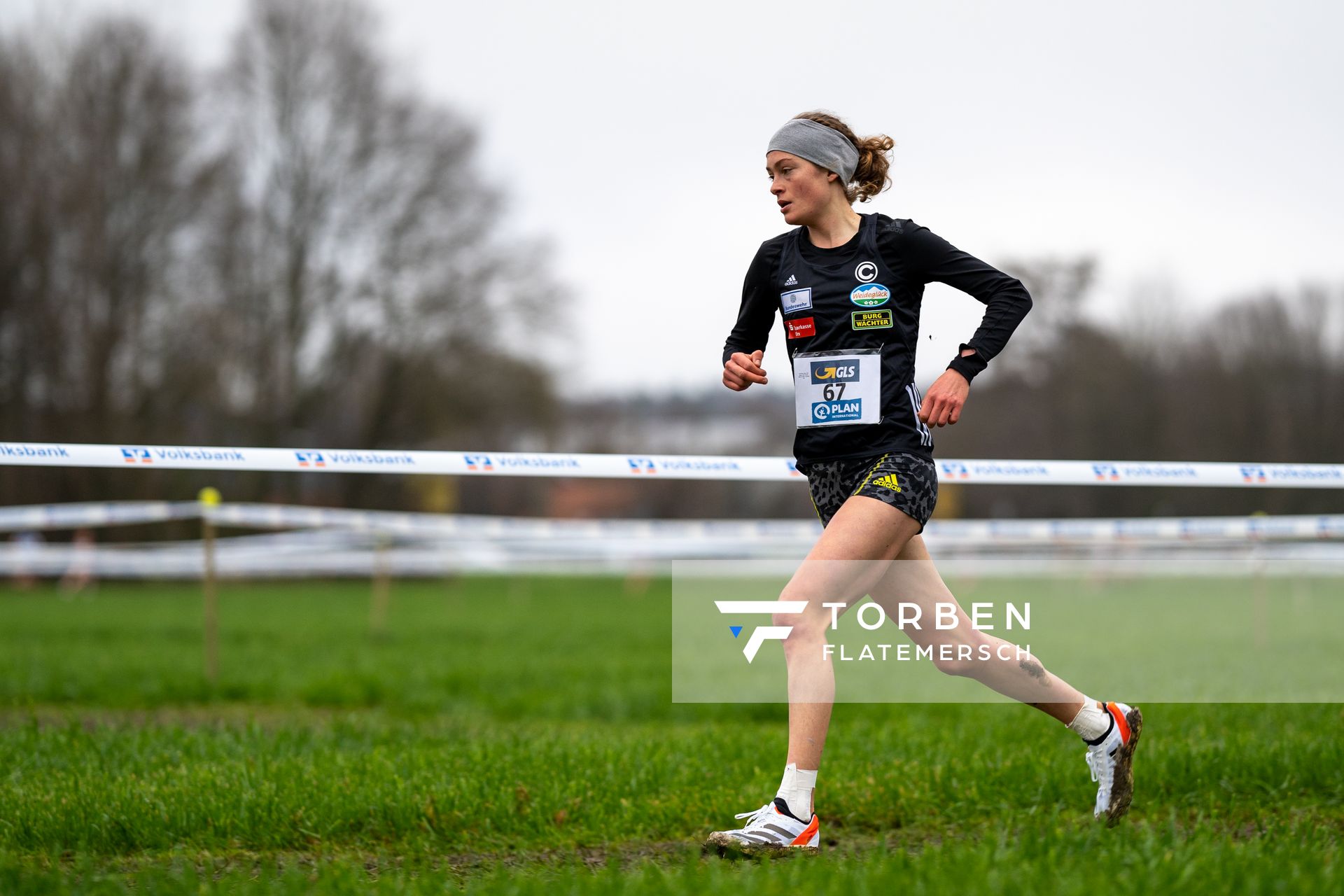 Alina Reh (SCC Berlin) am 18.12.2021 waehrend der deutschen Cross Meisterschaft 2021 in Sonsbeck