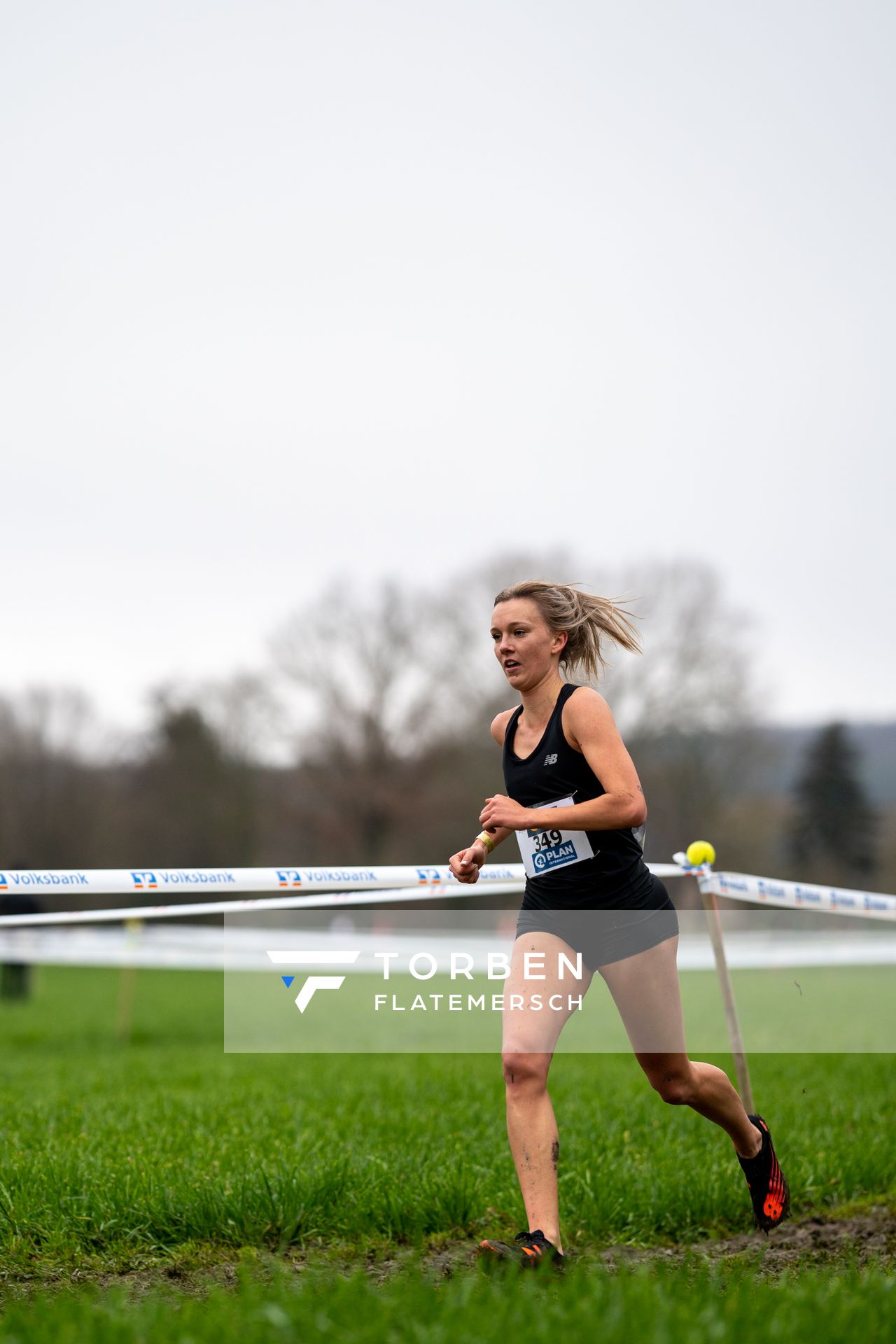 Lea Meyer (VfL Loeningen) am 18.12.2021 waehrend der deutschen Cross Meisterschaft 2021 in Sonsbeck