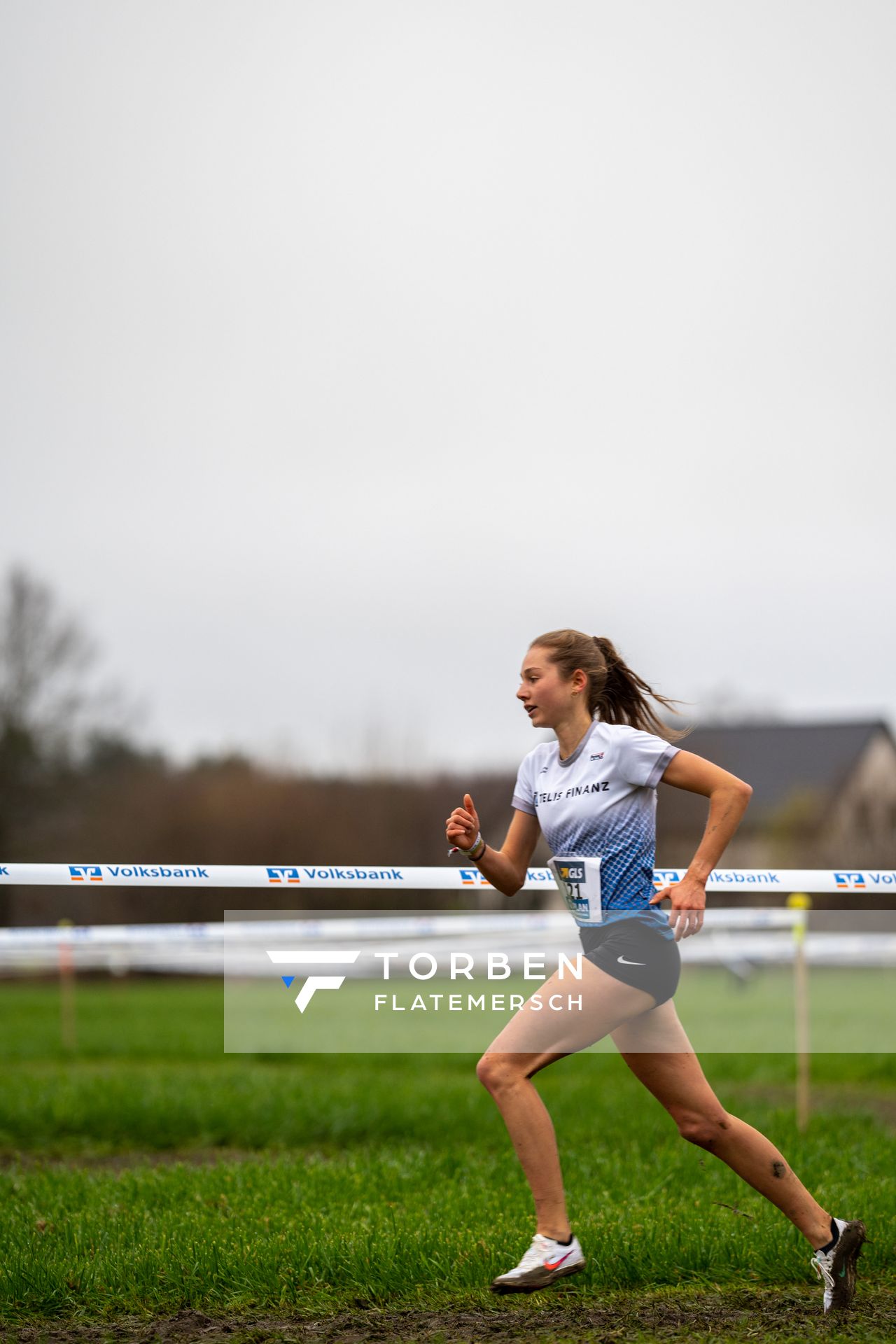 Emma Heckel (LG Telis Finanz Regensburg) am 18.12.2021 waehrend der deutschen Cross Meisterschaft 2021 in Sonsbeck