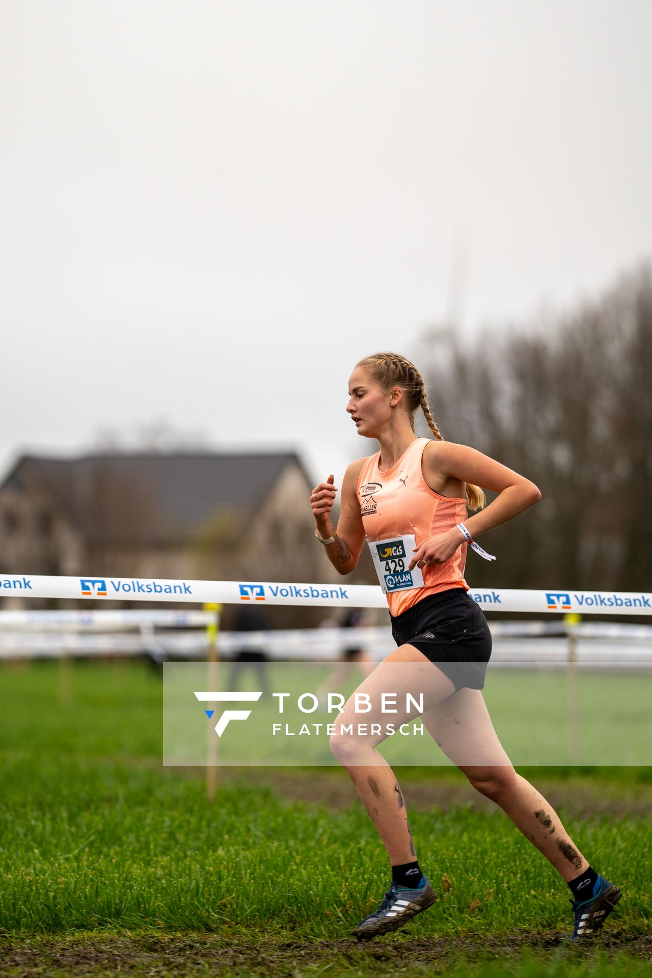 Sonja Vernikov (LAZ PUMA Rhein-Sieg) am 18.12.2021 waehrend der deutschen Cross Meisterschaft 2021 in Sonsbeck