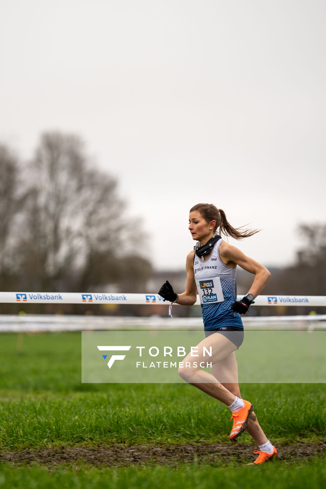 Svenja Ojstersek (LG Telis Finanz Regensburg) am 18.12.2021 waehrend der deutschen Cross Meisterschaft 2021 in Sonsbeck