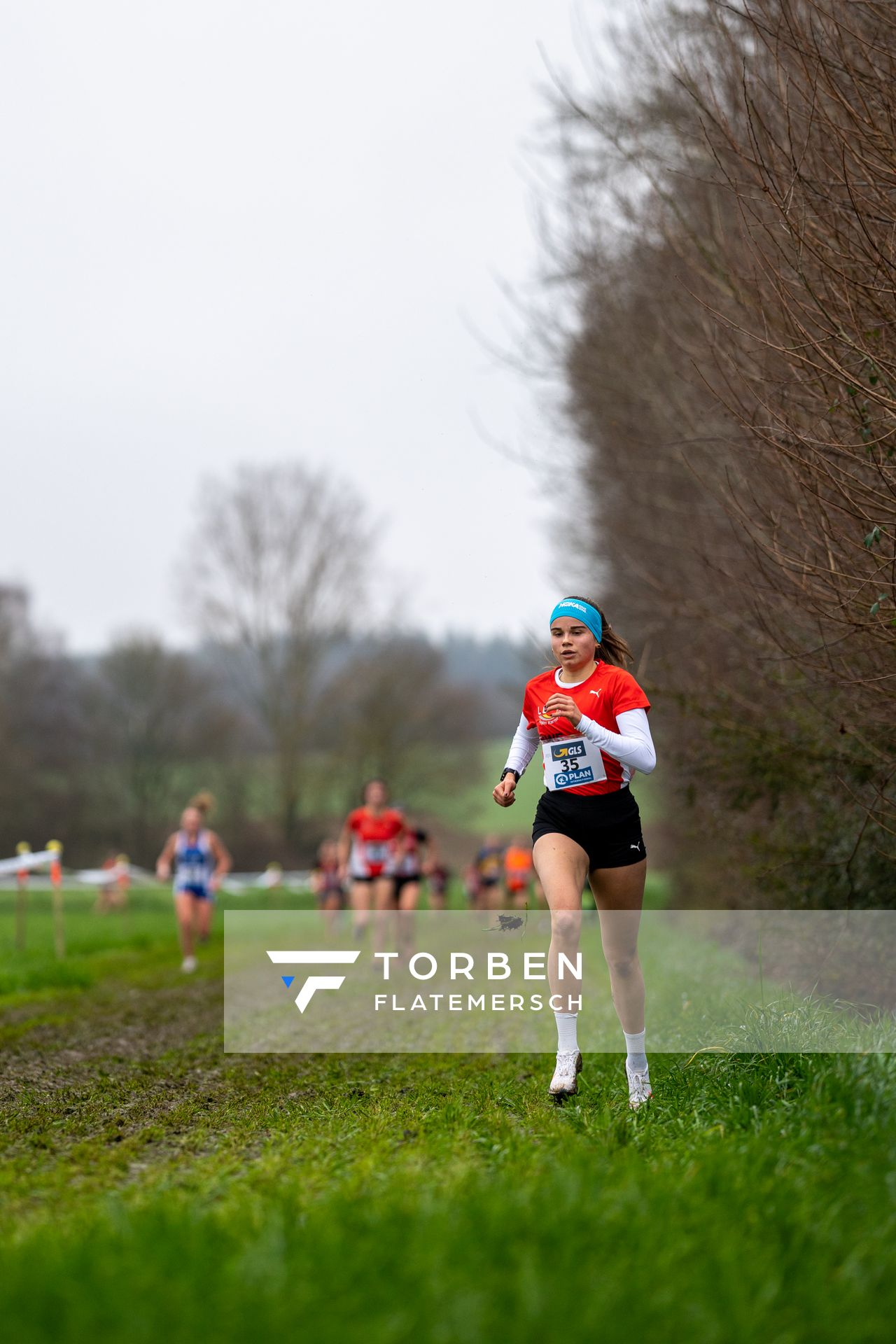 Clara Moell (LG Region Karlsruhe) am 18.12.2021 waehrend der deutschen Cross Meisterschaft 2021 in Sonsbeck