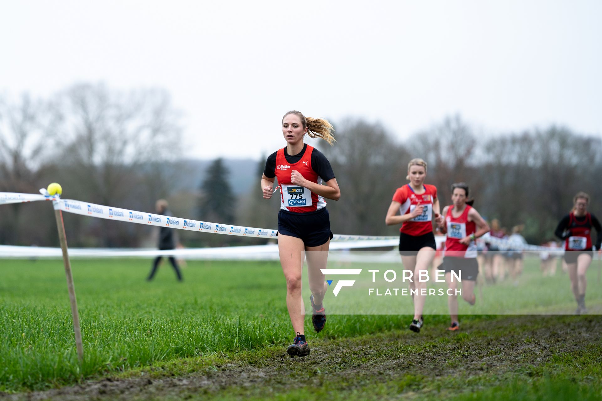 Margot Julia Wyrwoll (LG Brillux Muenster) am 18.12.2021 waehrend der deutschen Cross Meisterschaft 2021 in Sonsbeck
