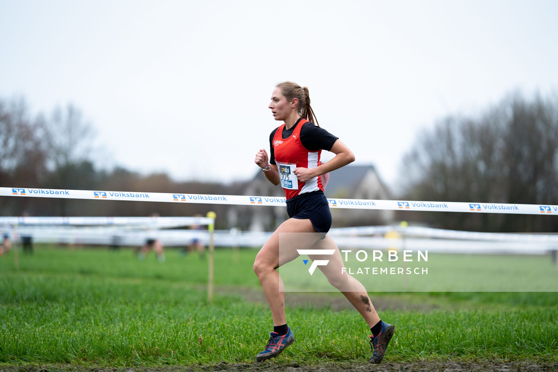 Margot Julia Wyrwoll (LG Brillux Muenster) am 18.12.2021 waehrend der deutschen Cross Meisterschaft 2021 in Sonsbeck