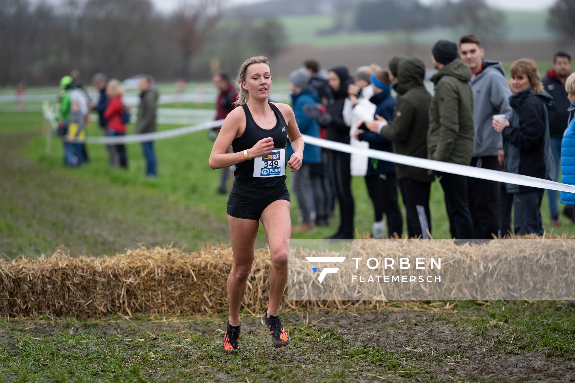 Lea Meyer (VfL Loeningen) am 18.12.2021 waehrend der deutschen Cross Meisterschaft 2021 in Sonsbeck