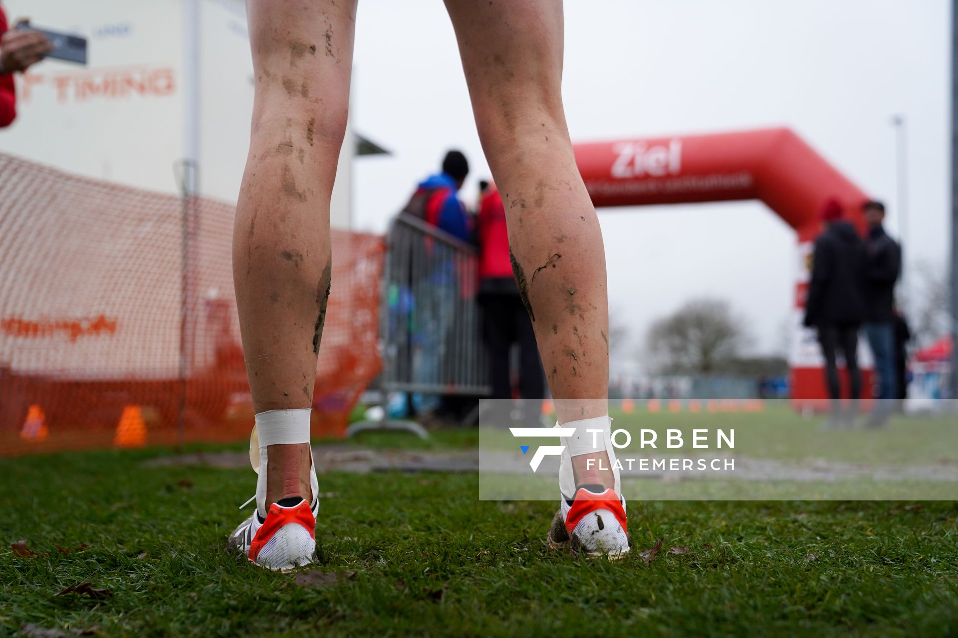 Impressionen: Alina Reh (SCC Berlin) im Ziel am 18.12.2021 waehrend der deutschen Cross Meisterschaft 2021 in Sonsbeck