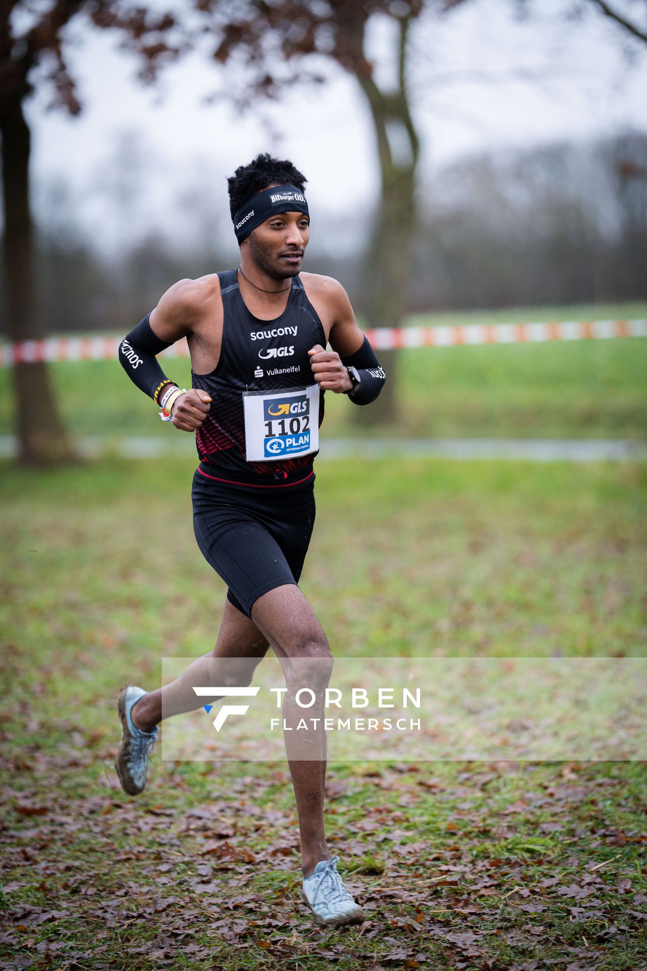 Samuel Fitwi Sibhatu (LG Vulkaneifel) am 18.12.2021 waehrend der deutschen Cross Meisterschaft 2021 in Sonsbeck