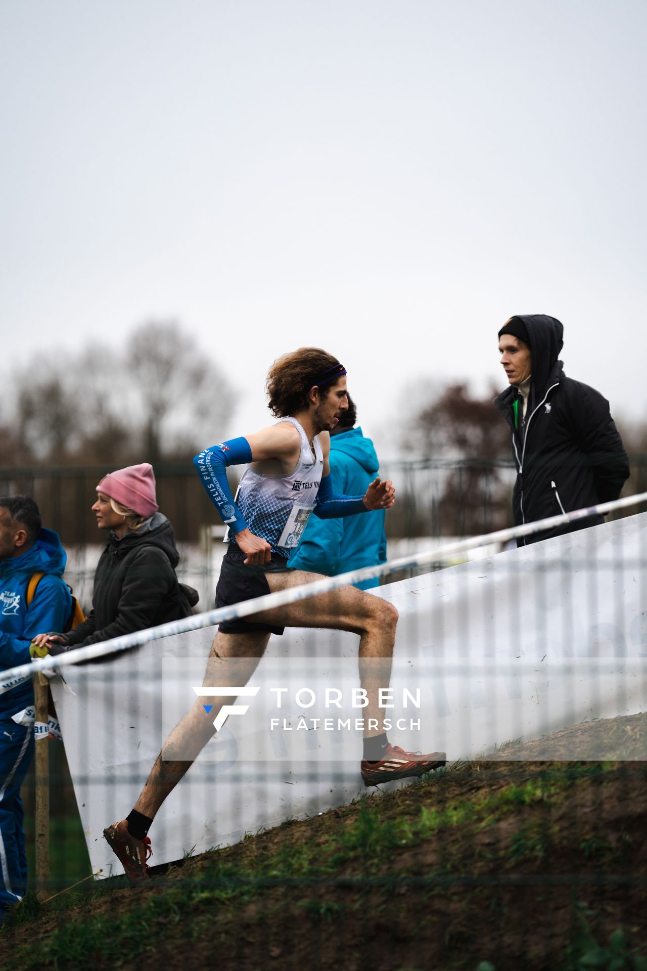 Tim Ramdane Cherif (LG Telis Finanz Regensburg) am 18.12.2021 waehrend der deutschen Cross Meisterschaft 2021 in Sonsbeck