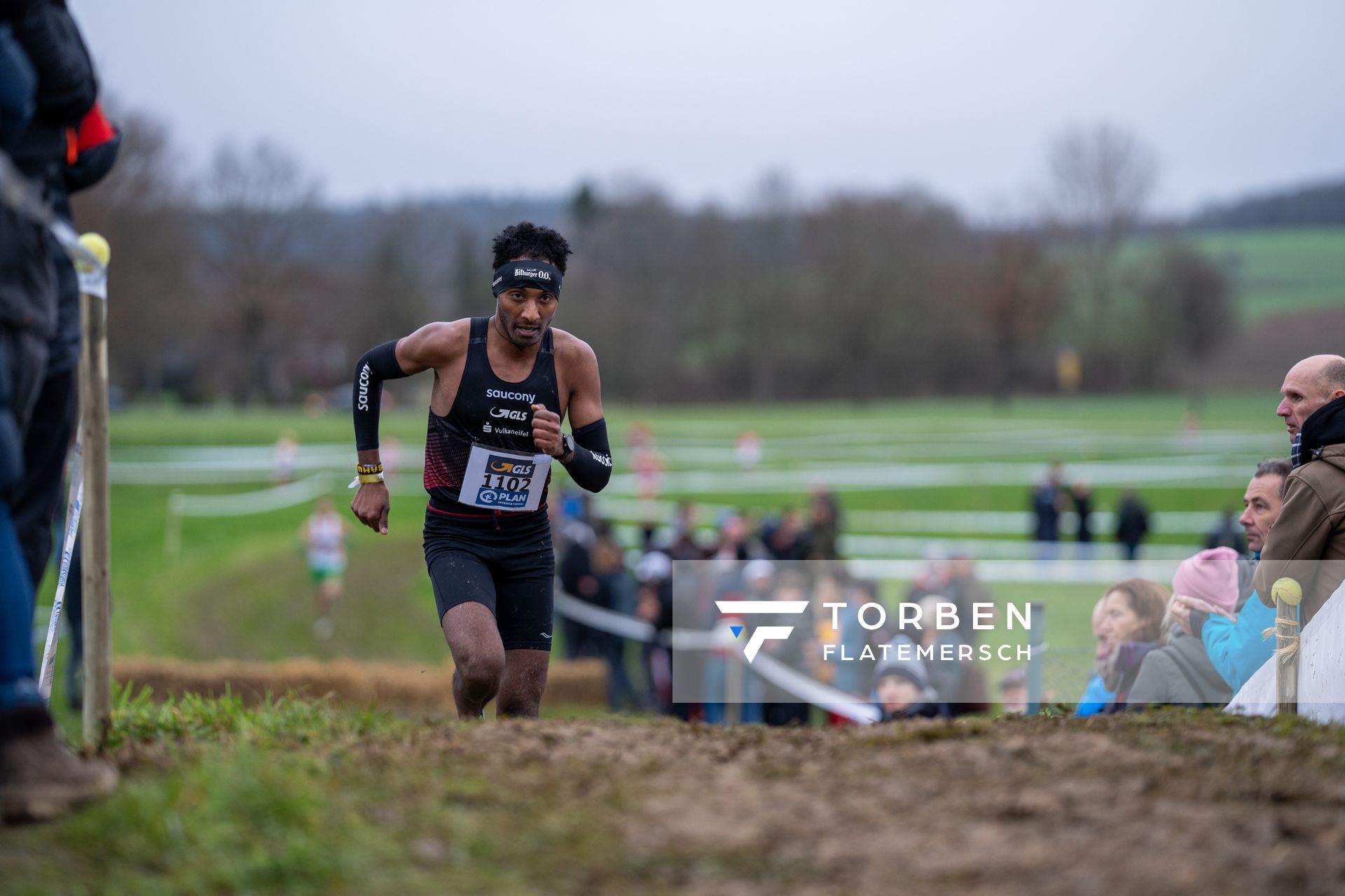 Samuel Fitwi Sibhatu (LG Vulkaneifel) am 18.12.2021 waehrend der deutschen Cross Meisterschaft 2021 in Sonsbeck