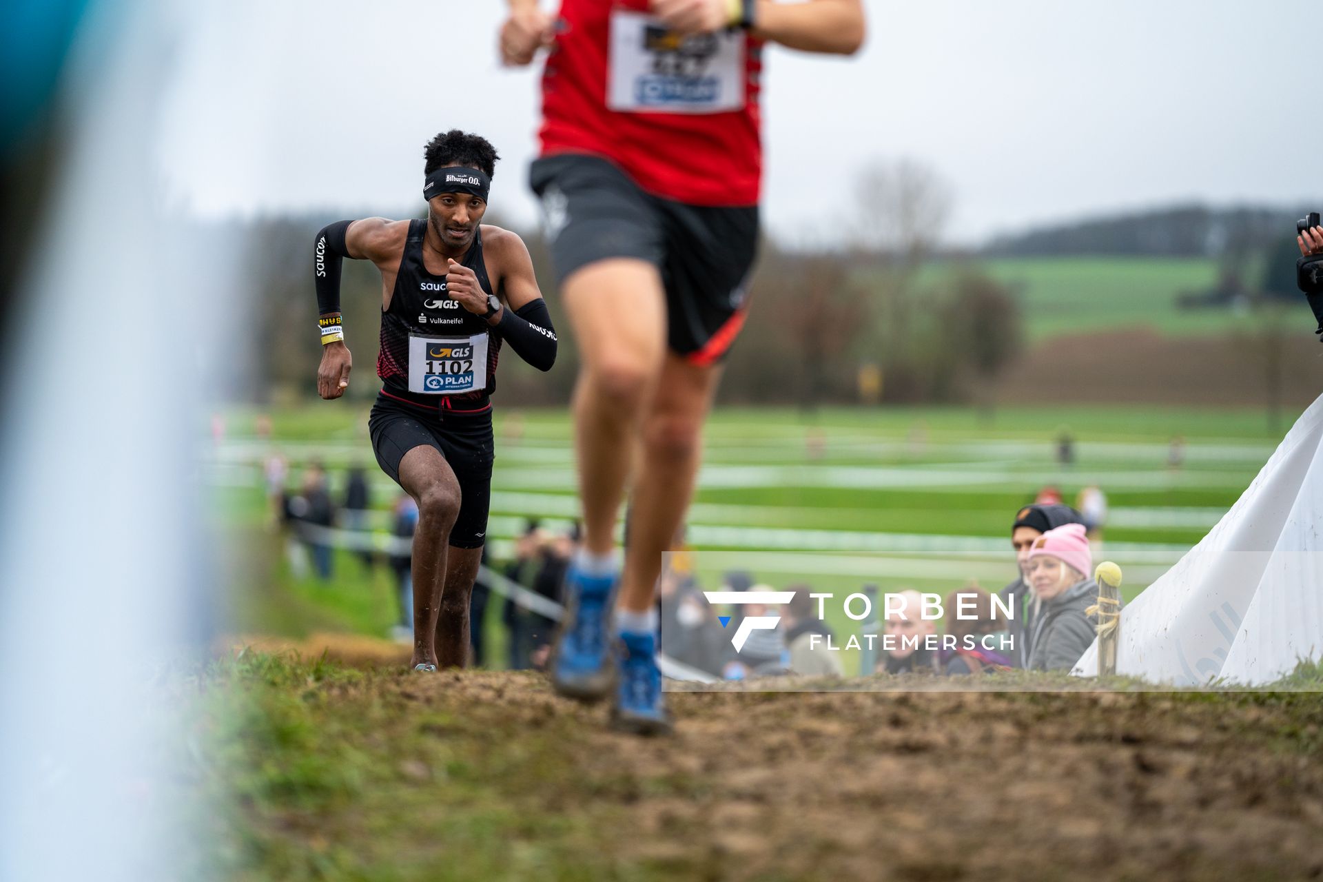 Samuel Fitwi Sibhatu (LG Vulkaneifel) am 18.12.2021 waehrend der deutschen Cross Meisterschaft 2021 in Sonsbeck