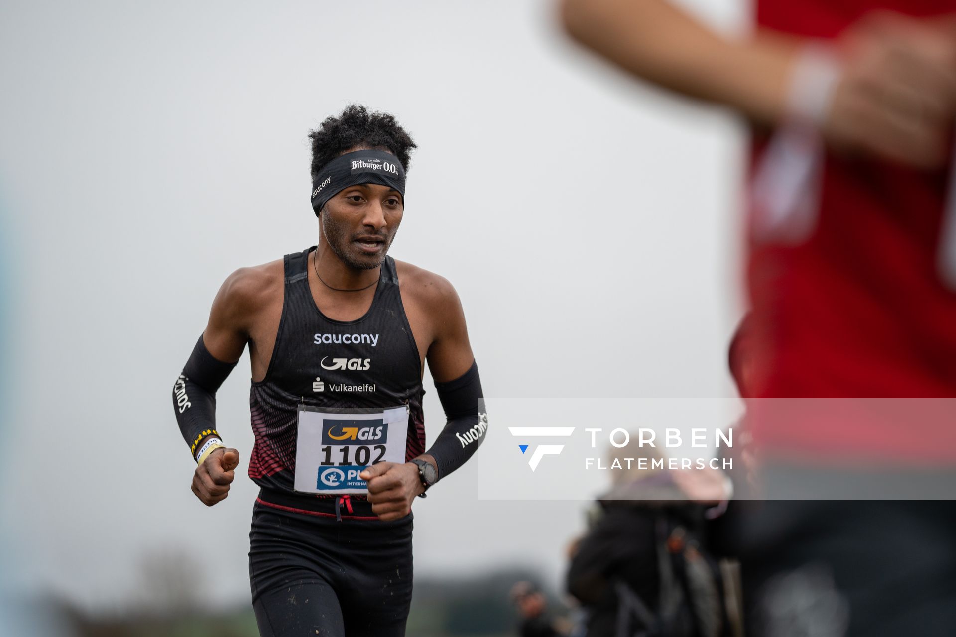 Samuel Fitwi Sibhatu (LG Vulkaneifel) am 18.12.2021 waehrend der deutschen Cross Meisterschaft 2021 in Sonsbeck