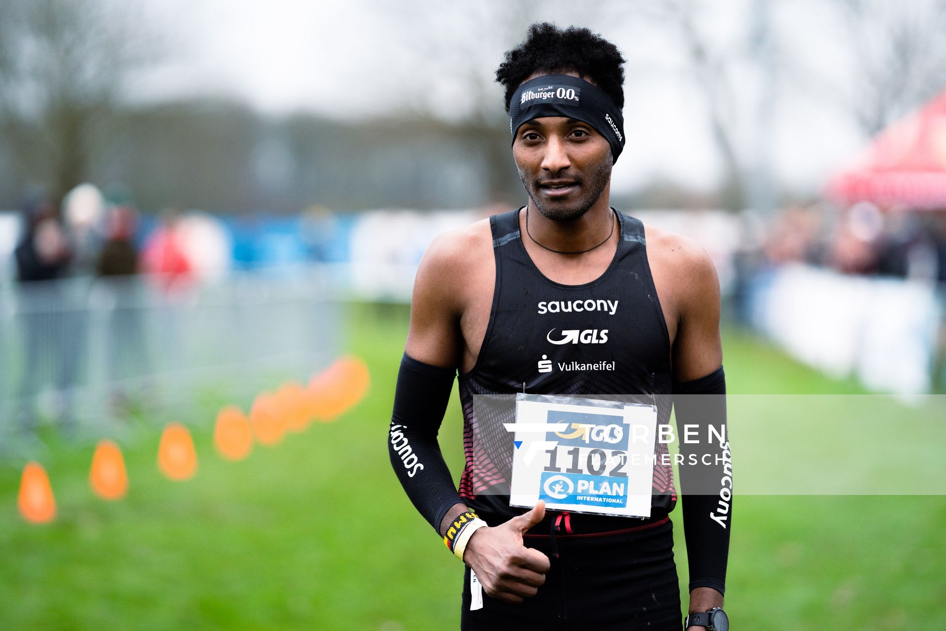 Samuel Fitwi Sibhatu (LG Vulkaneifel) am 18.12.2021 waehrend der deutschen Cross Meisterschaft 2021 in Sonsbeck