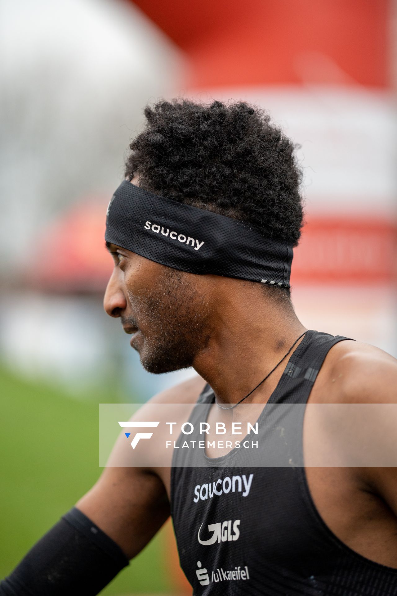 Samuel Fitwi Sibhatu (LG Vulkaneifel) am 18.12.2021 waehrend der deutschen Cross Meisterschaft 2021 in Sonsbeck