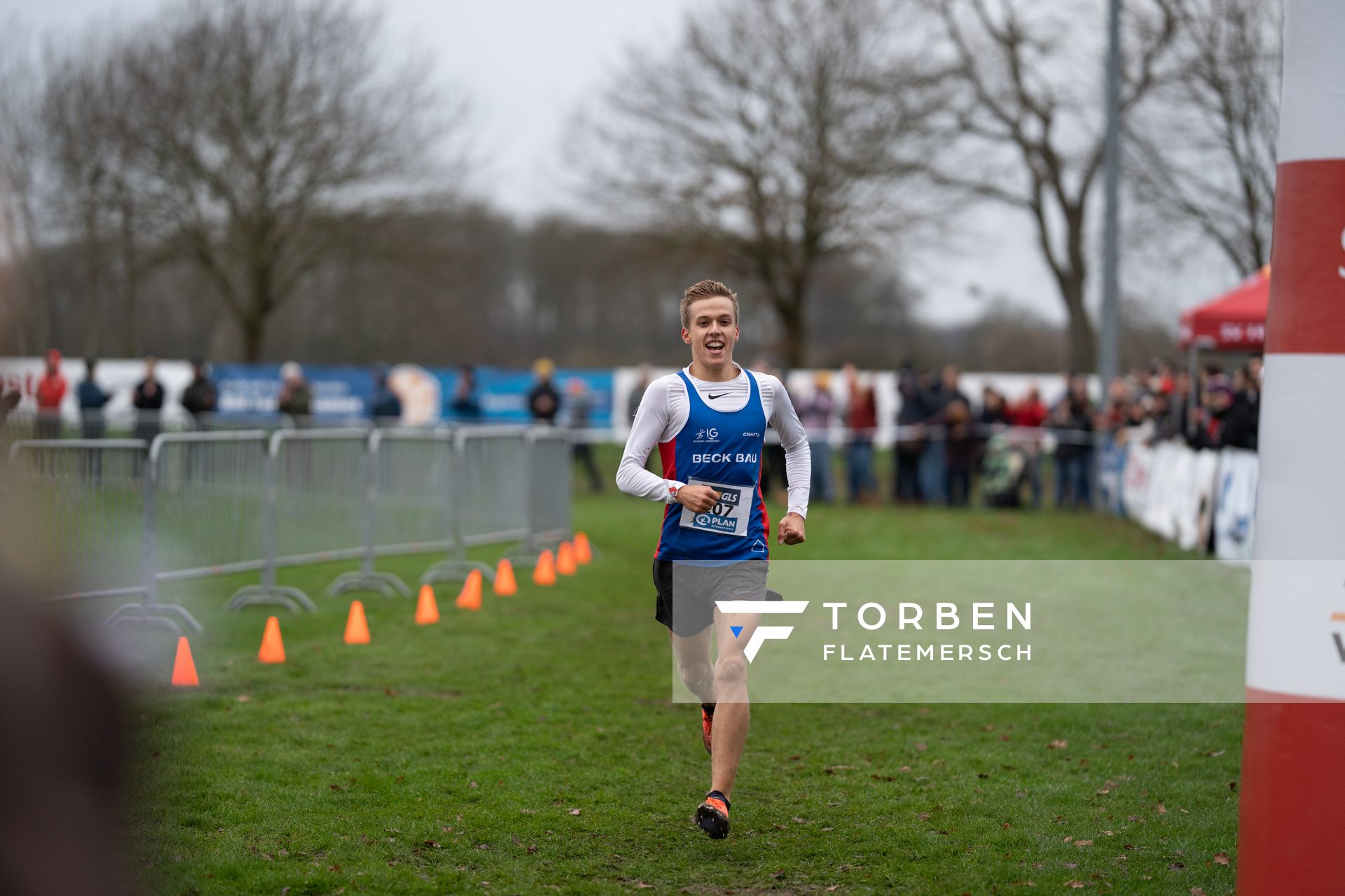 Tobias Ulbrich (LG Region Landshut) am 18.12.2021 waehrend der deutschen Cross Meisterschaft 2021 in Sonsbeck