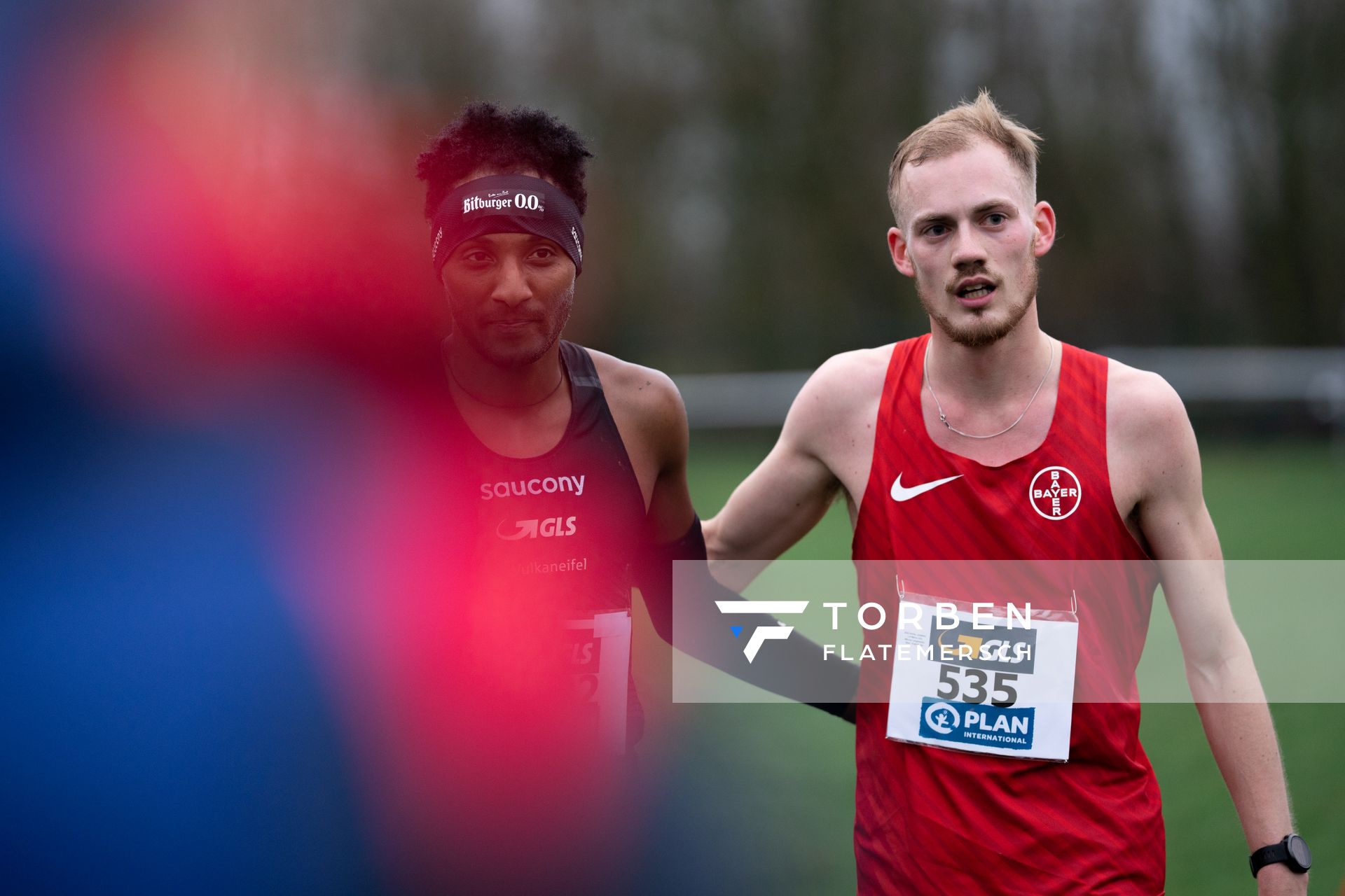 Samuel Fitwi Sibhatu (LG Vulkaneifel) und Jonathan Dahlke (TSV Bayer 04 Leverkusen) am 18.12.2021 waehrend der deutschen Cross Meisterschaft 2021 in Sonsbeck