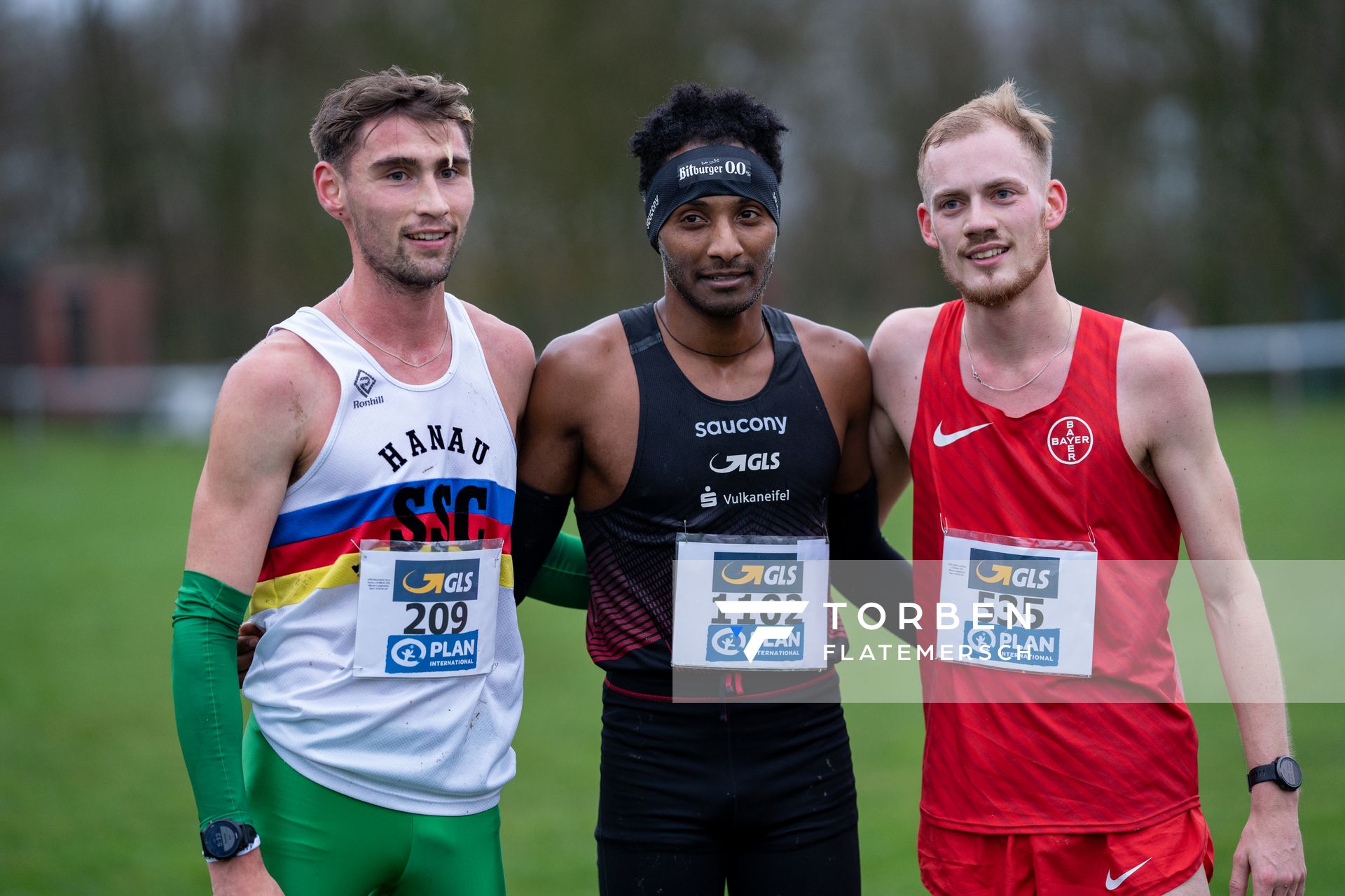 Aaron Bienenfeld (SSC Hanau-Rodenbach), Samuel Fitwi Sibhatu (LG Vulkaneifel) und Jonathan Dahlke (TSV Bayer 04 Leverkusen) am 18.12.2021 waehrend der deutschen Cross Meisterschaft 2021 in Sonsbeck