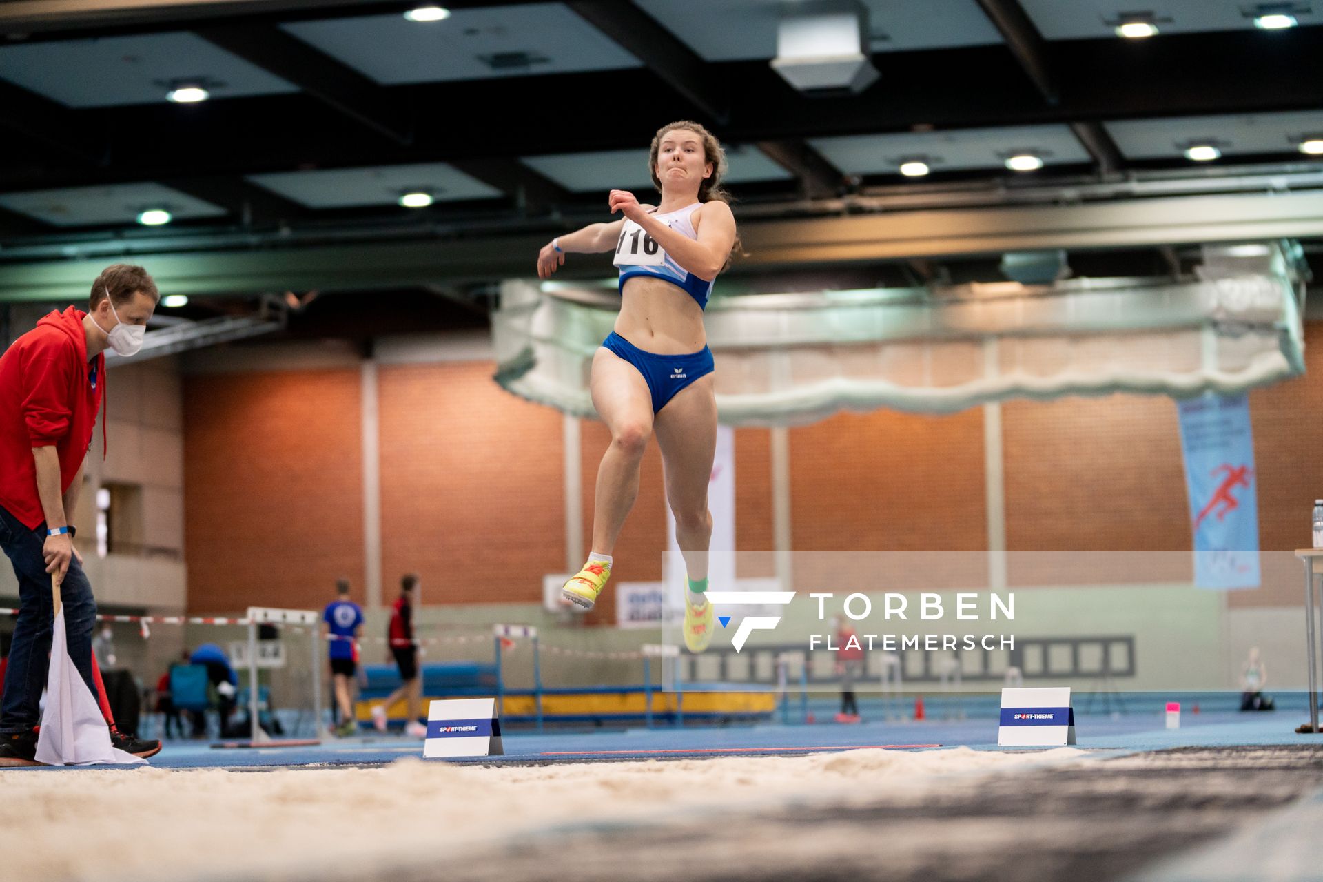 Nele Fasold (LG Weserbergland) im Weitsprung; Niedersaechsische Hallenmeisterschaften am 22.01.2022 in der Leichtathletikhalle im Sportleistungszentrum Hannover