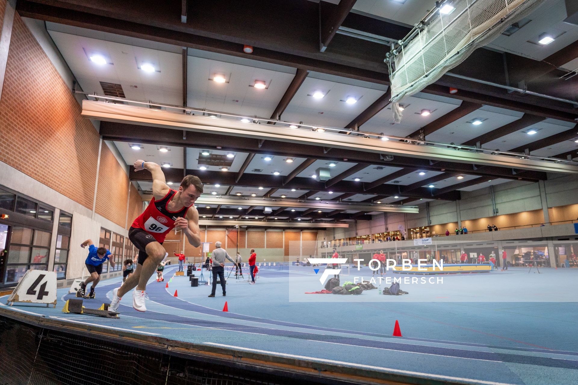 Florian Kroll (LG Osnabrueck) ueber 400m; Niedersaechsische Hallenmeisterschaften am 22.01.2022 in der Leichtathletikhalle im Sportleistungszentrum Hannover