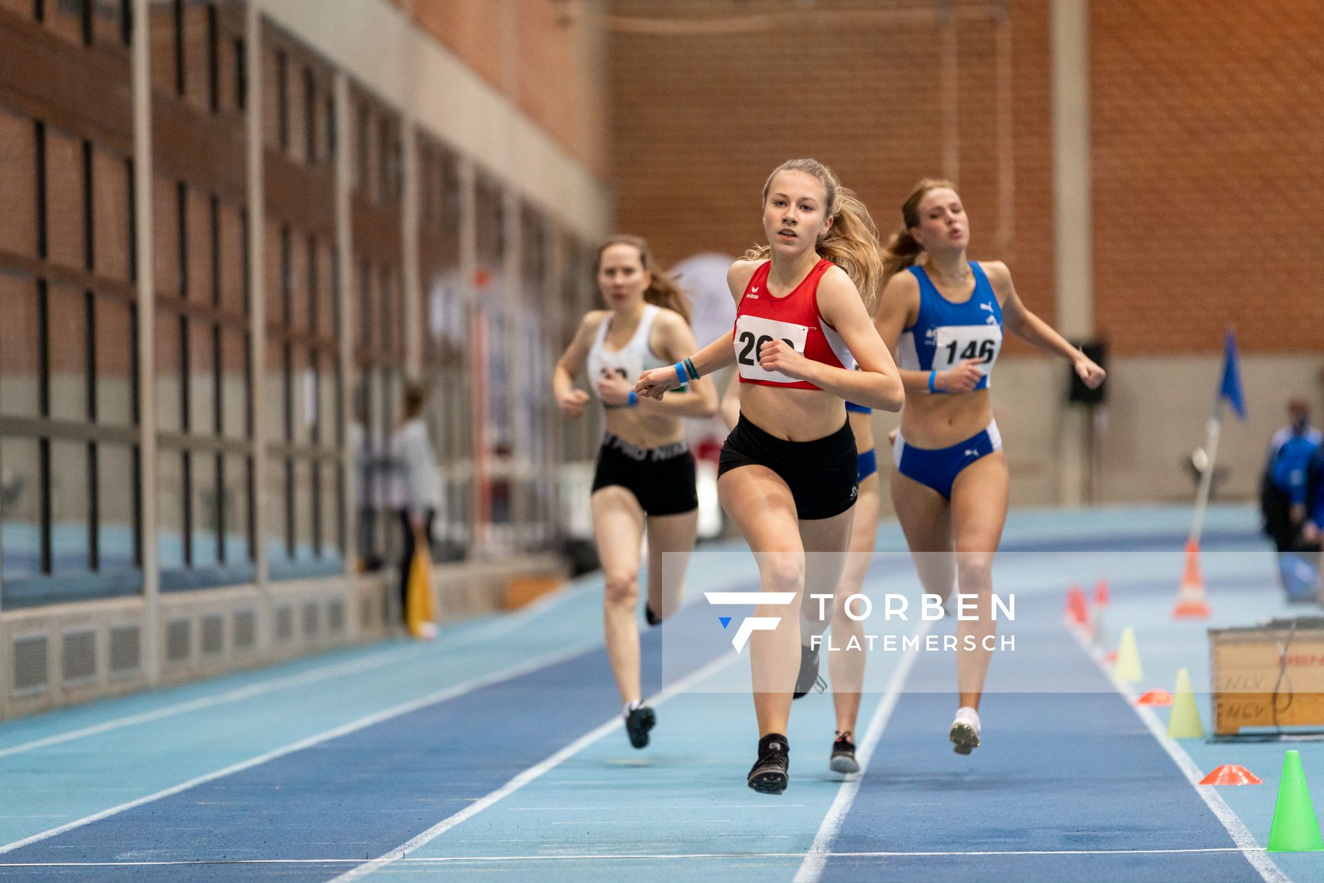 Leni Viehweger (VfL Lingen), Marlene Stoehr (OTB Osnabrueck); Niedersaechsische Hallenmeisterschaften am 22.01.2022 in der Leichtathletikhalle im Sportleistungszentrum Hannover