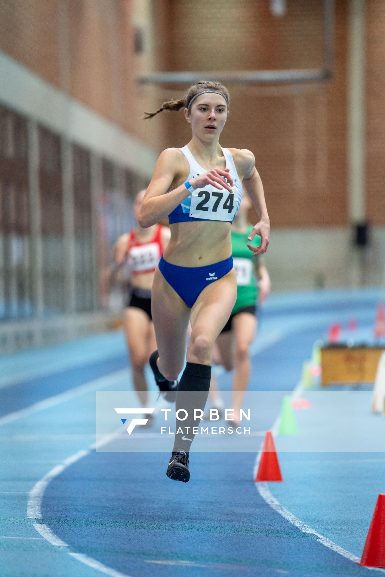 Mayleen Bartz (VfL Stade) ueber 400m; Niedersaechsische Hallenmeisterschaften am 22.01.2022 in der Leichtathletikhalle im Sportleistungszentrum Hannover