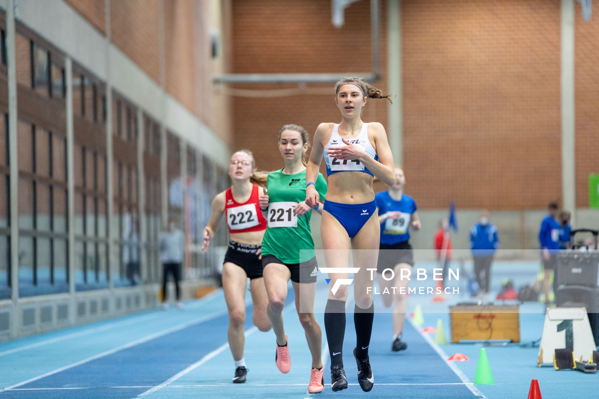 Mayleen Bartz (VfL Stade), Hanna Kayser (TuS Ebstorf), Jana Heyen (TuS Dorum) ueber 400m; Niedersaechsische Hallenmeisterschaften am 22.01.2022 in der Leichtathletikhalle im Sportleistungszentrum Hannover