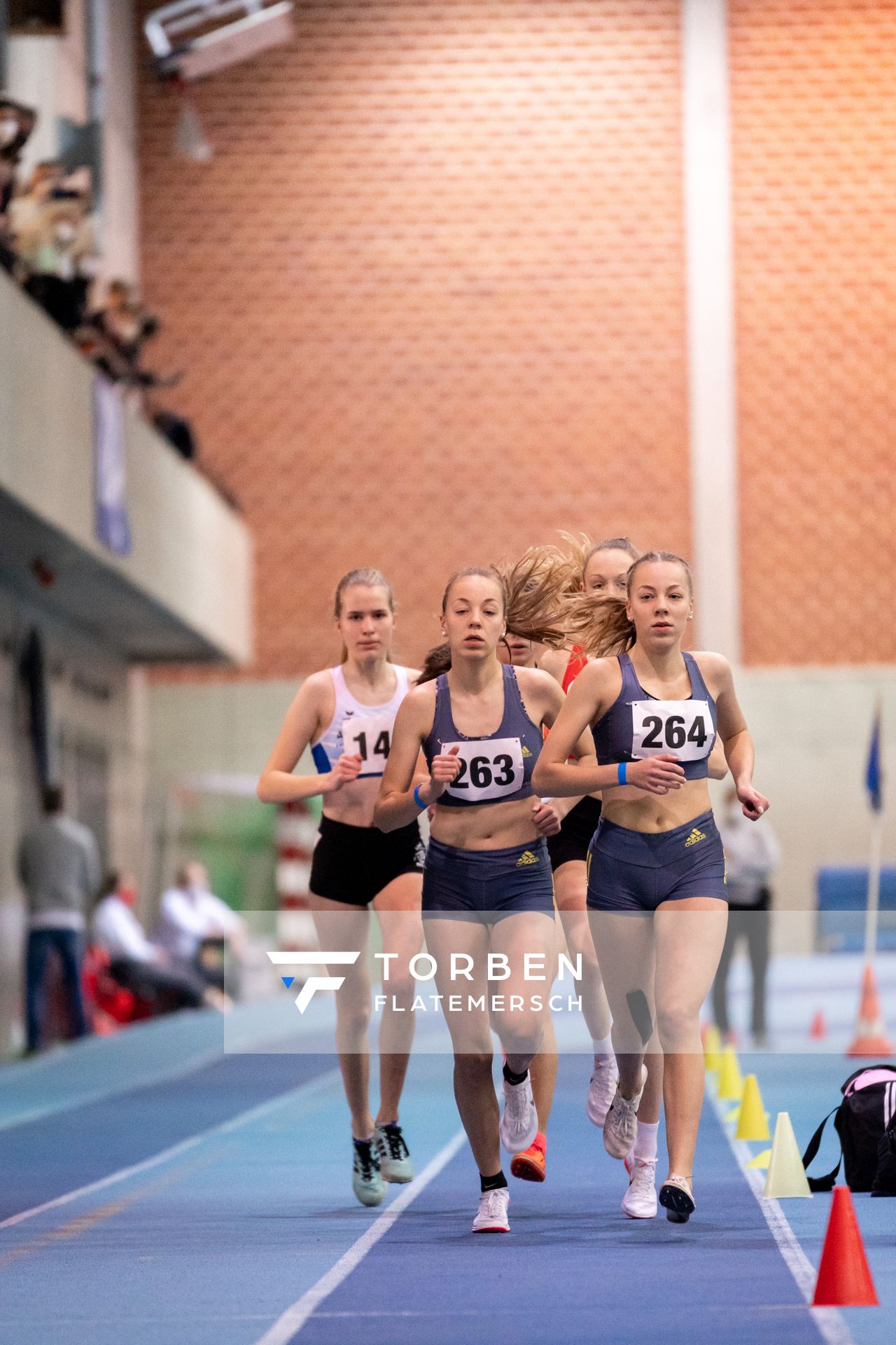 Carolin Hinrichs (VfL Loeningen), Sophie Hinrichs (VfL Loeningen) ueber 1500m; Niedersaechsische Hallenmeisterschaften am 22.01.2022 in der Leichtathletikhalle im Sportleistungszentrum Hannover