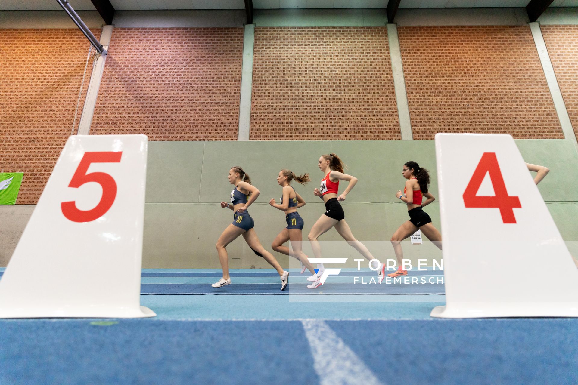 Carolin Hinrichs (VfL Loeningen), Sophie Hinrichs (VfL Loeningen), Nele Heymann (TuS Haren),  ueber 1500m; Niedersaechsische Hallenmeisterschaften am 22.01.2022 in der Leichtathletikhalle im Sportleistungszentrum Hannover