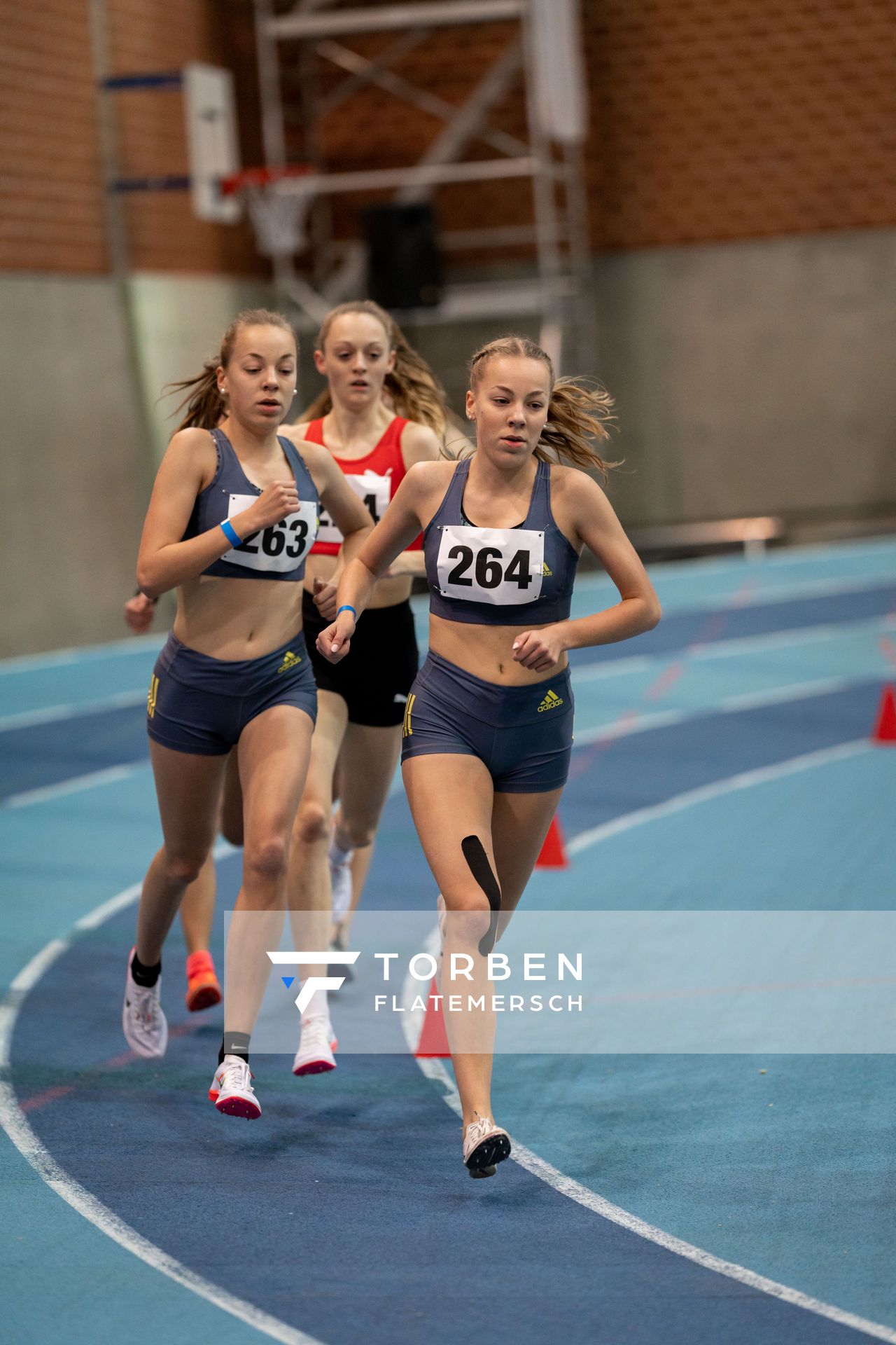 Sophie Hinrichs (VfL Loeningen) vor Carolin Hinrichs (VfL Loeningen); Niedersaechsische Hallenmeisterschaften am 22.01.2022 in der Leichtathletikhalle im Sportleistungszentrum Hannover