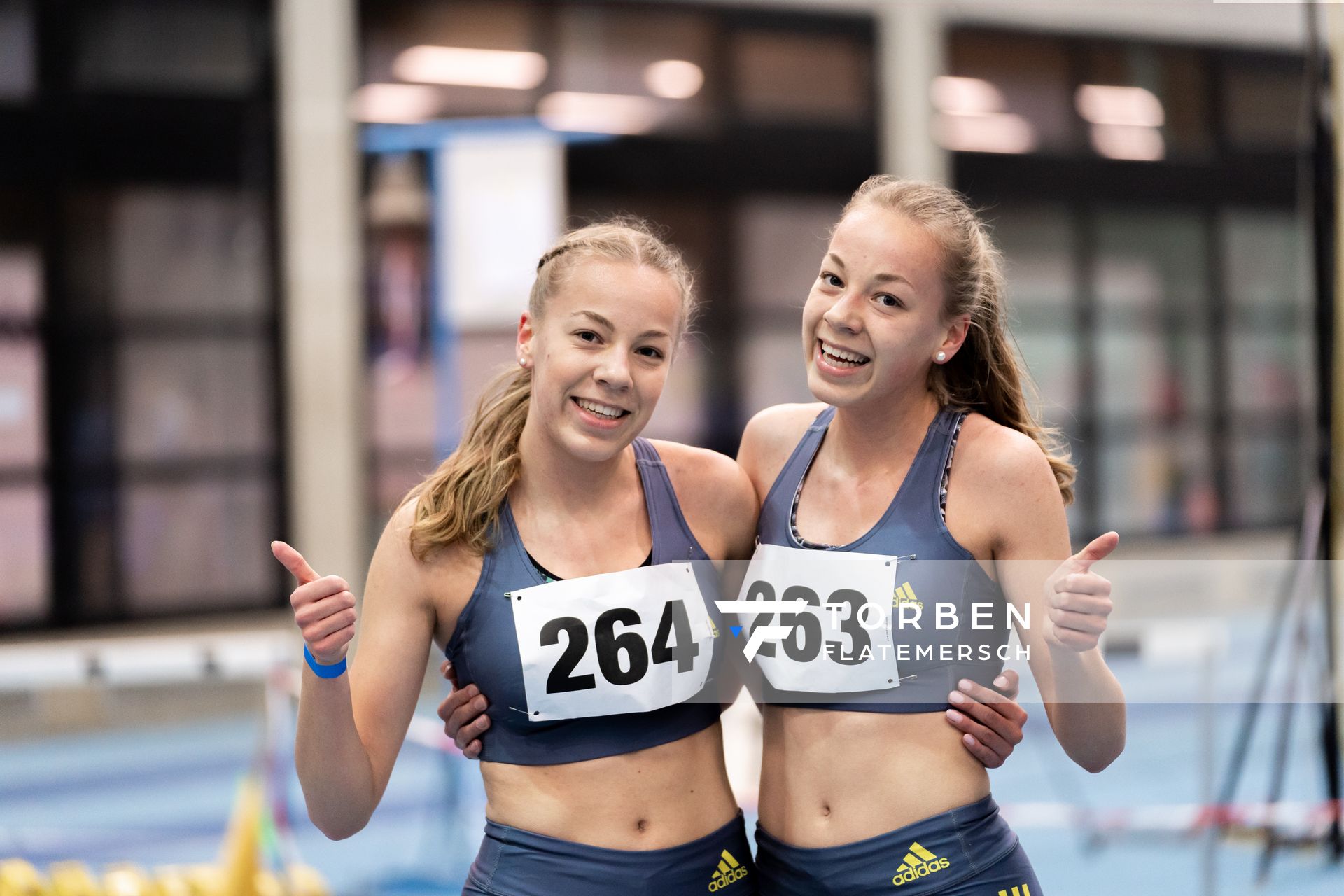 Sophie Hinrichs (VfL Loeningen) und Carolin Hinrichs (VfL Loeningen); Niedersaechsische Hallenmeisterschaften am 22.01.2022 in der Leichtathletikhalle im Sportleistungszentrum Hannover