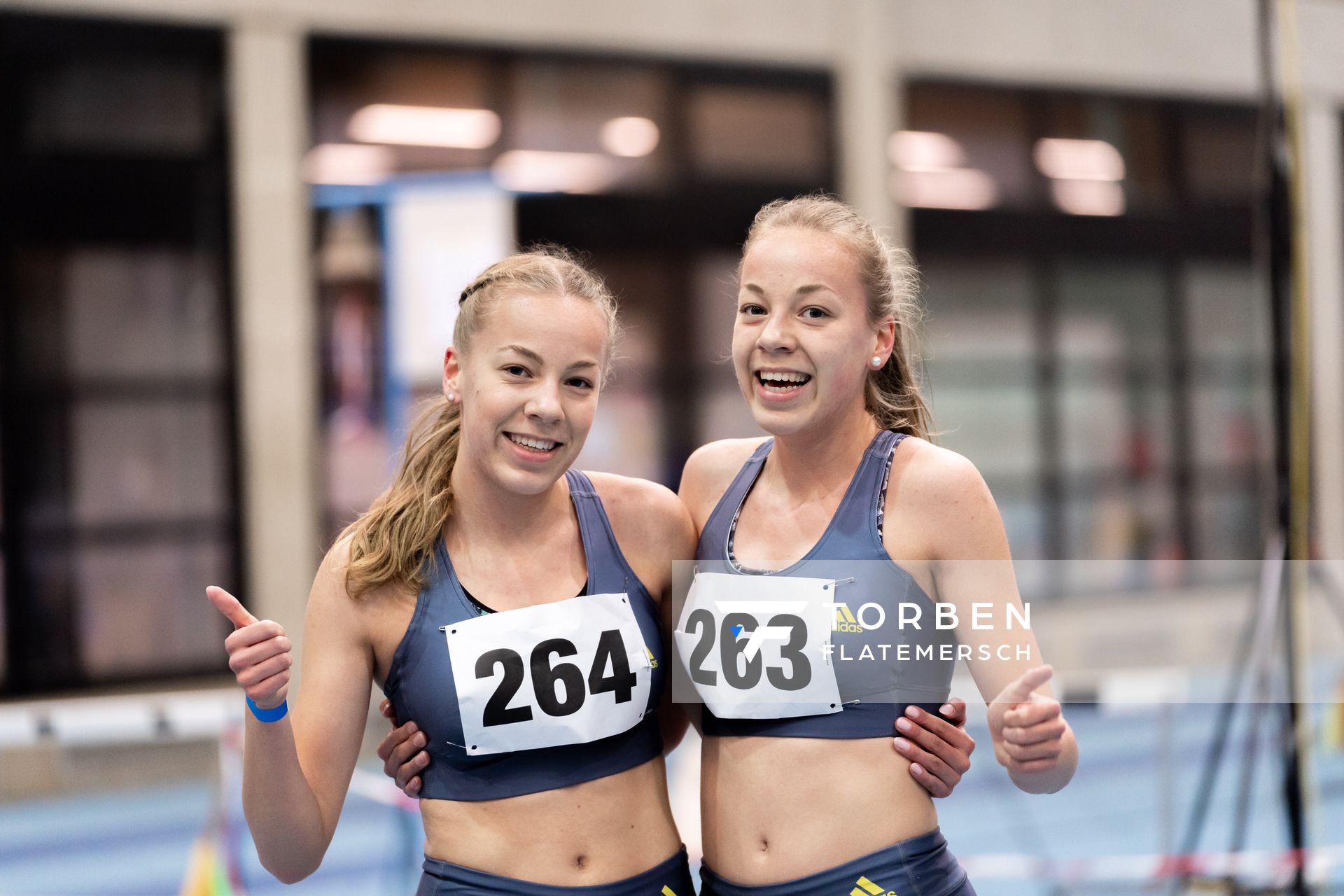 Sophie Hinrichs (VfL Loeningen) und Carolin Hinrichs (VfL Loeningen); Niedersaechsische Hallenmeisterschaften am 22.01.2022 in der Leichtathletikhalle im Sportleistungszentrum Hannover