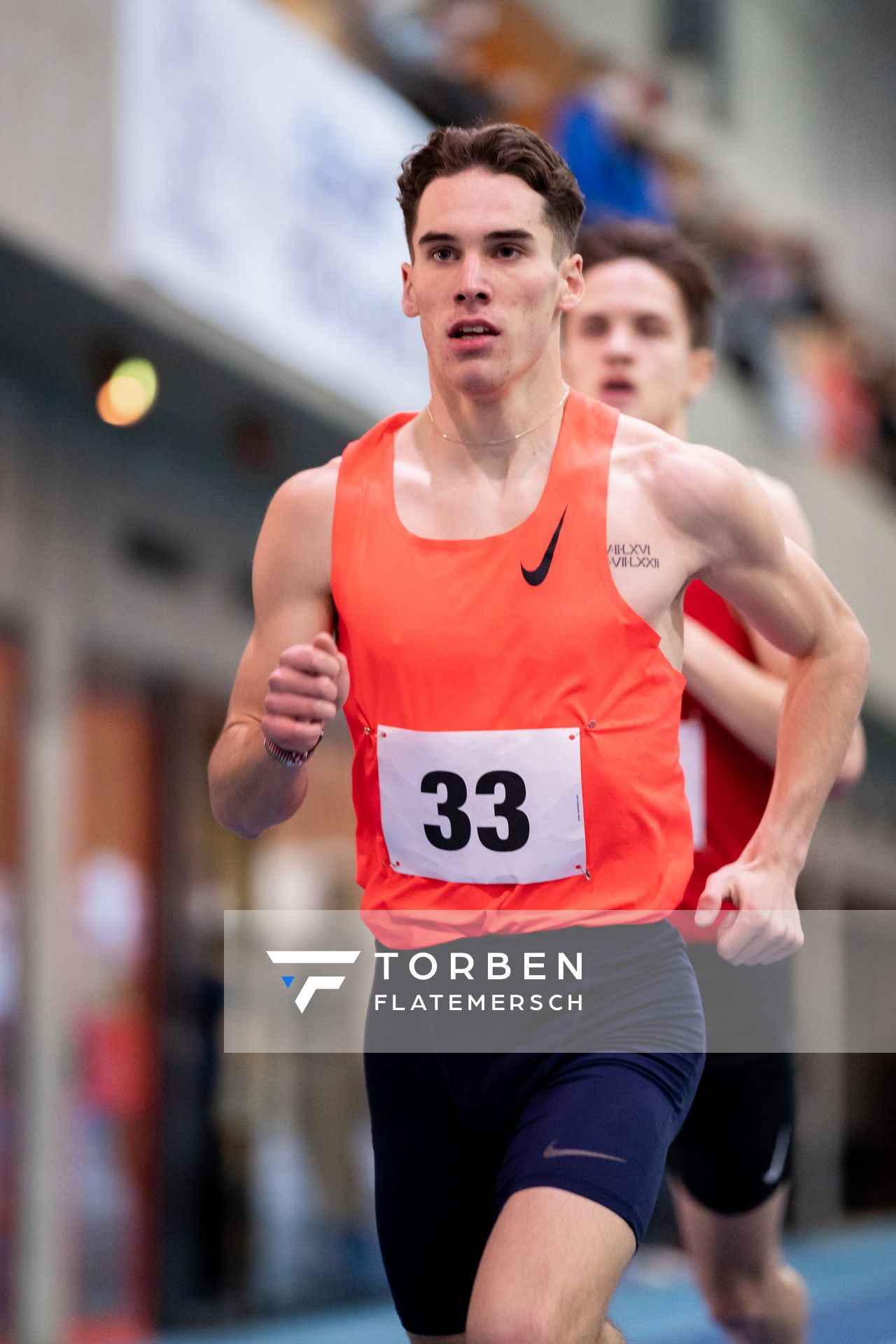 Felix Ebel (Emder Laufgemeinschaft) als Tempomacher; Niedersaechsische Hallenmeisterschaften am 22.01.2022 in der Leichtathletikhalle im Sportleistungszentrum Hannover