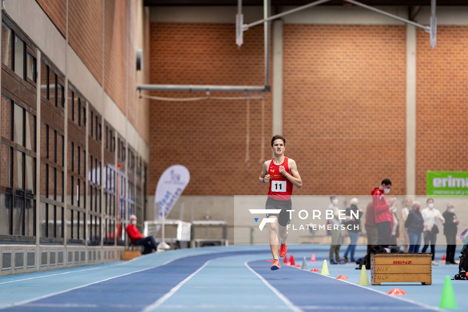 Tim Kalies (Braunschweiger Laufclub) ueber 1500m; Niedersaechsische Hallenmeisterschaften am 22.01.2022 in der Leichtathletikhalle im Sportleistungszentrum Hannover