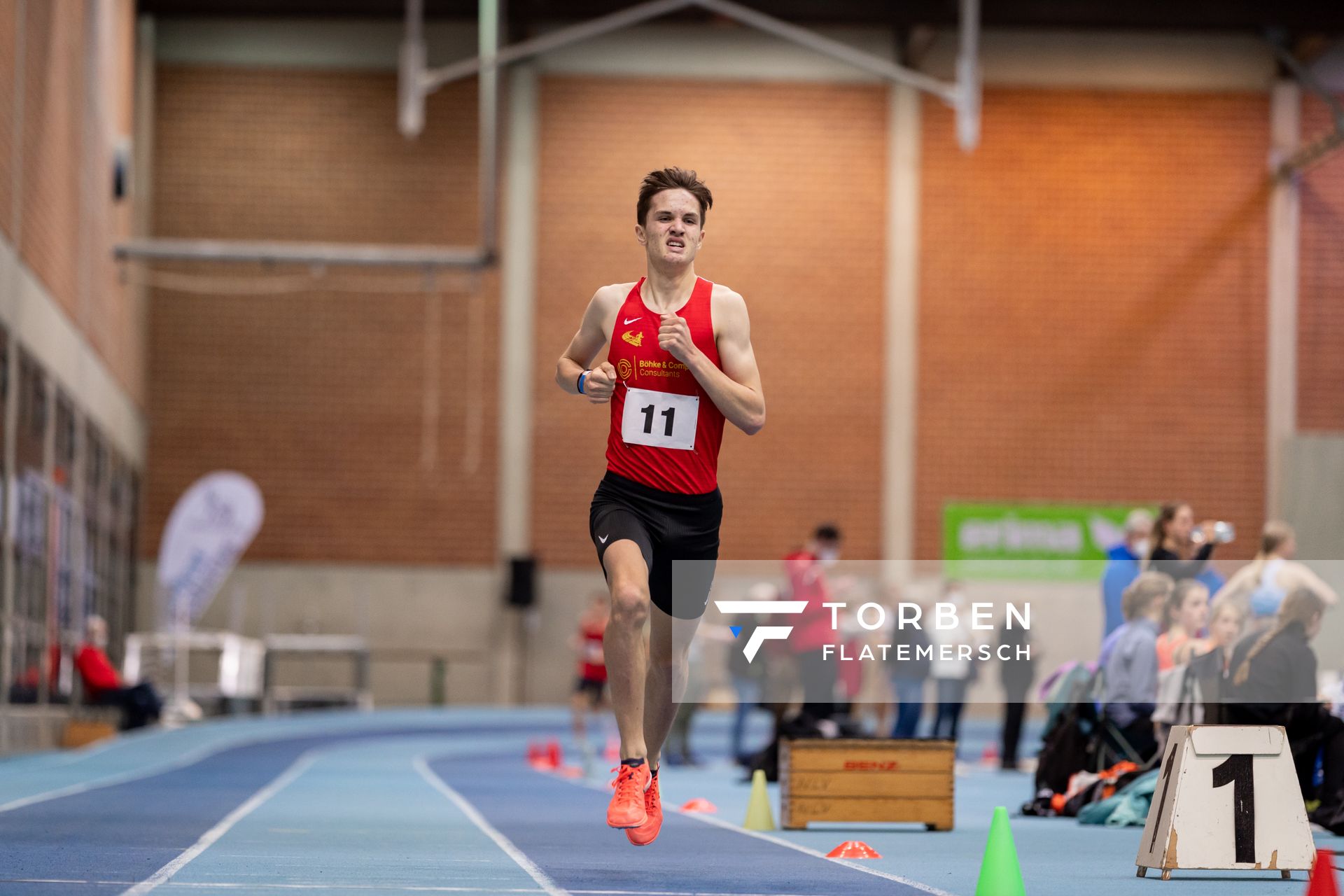 Tim Kalies (Braunschweiger Laufclub) ueber 1500m; Niedersaechsische Hallenmeisterschaften am 22.01.2022 in der Leichtathletikhalle im Sportleistungszentrum Hannover