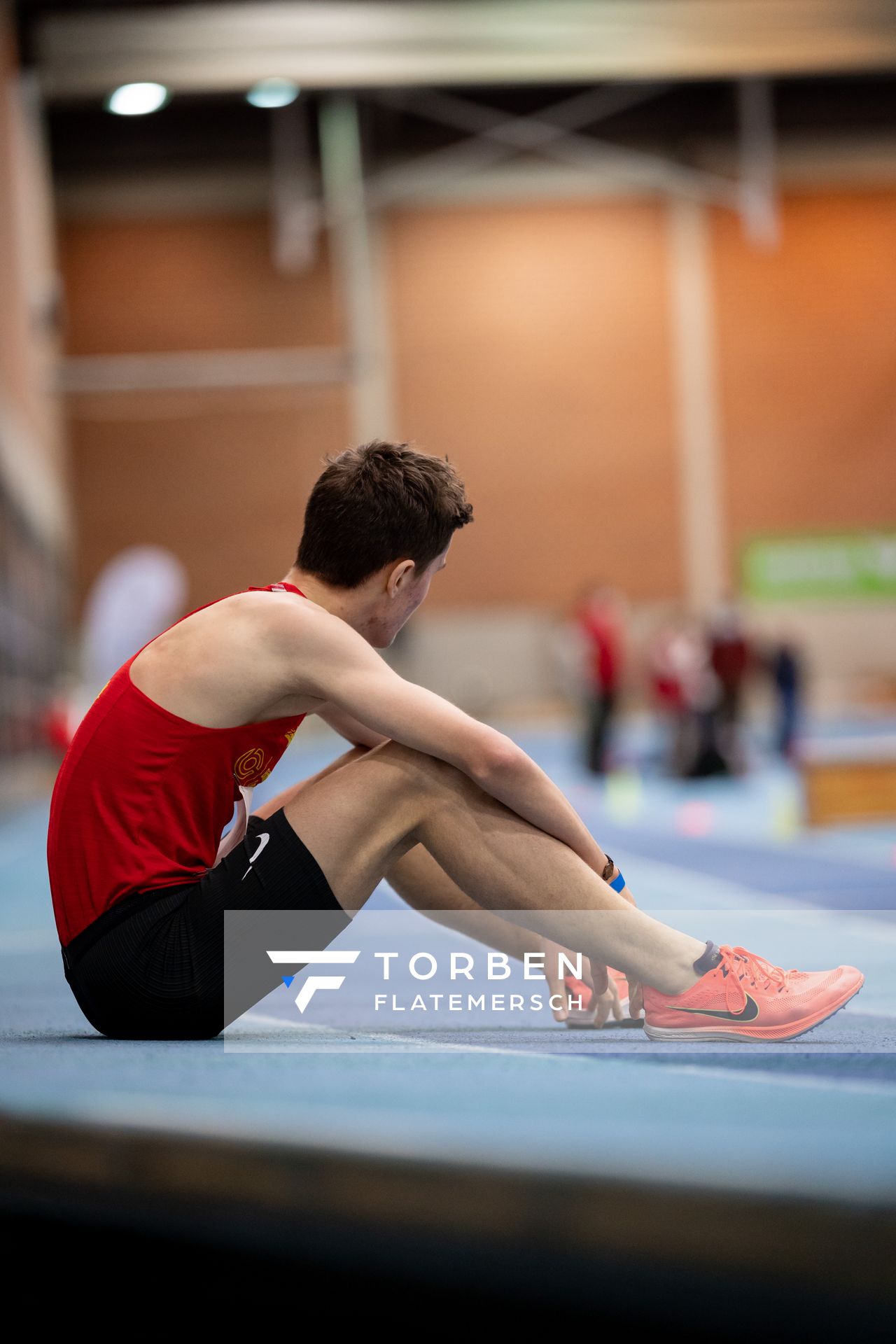 Tim Kalies (Braunschweiger Laufclub) ueber 1500m; Niedersaechsische Hallenmeisterschaften am 22.01.2022 in der Leichtathletikhalle im Sportleistungszentrum Hannover