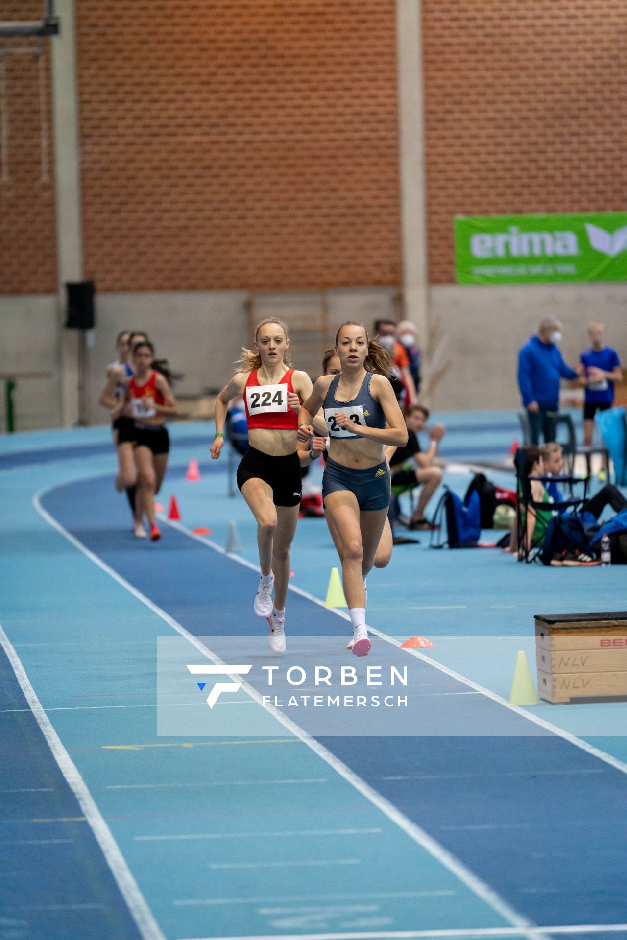 Nele Heymann (TuS Haren), Carolin Hinrichs (VfL Loeningen); Niedersaechsische Hallenmeisterschaften am 23.01.2022 in der Leichtathletikhalle im Sportleistungszentrum Hannover