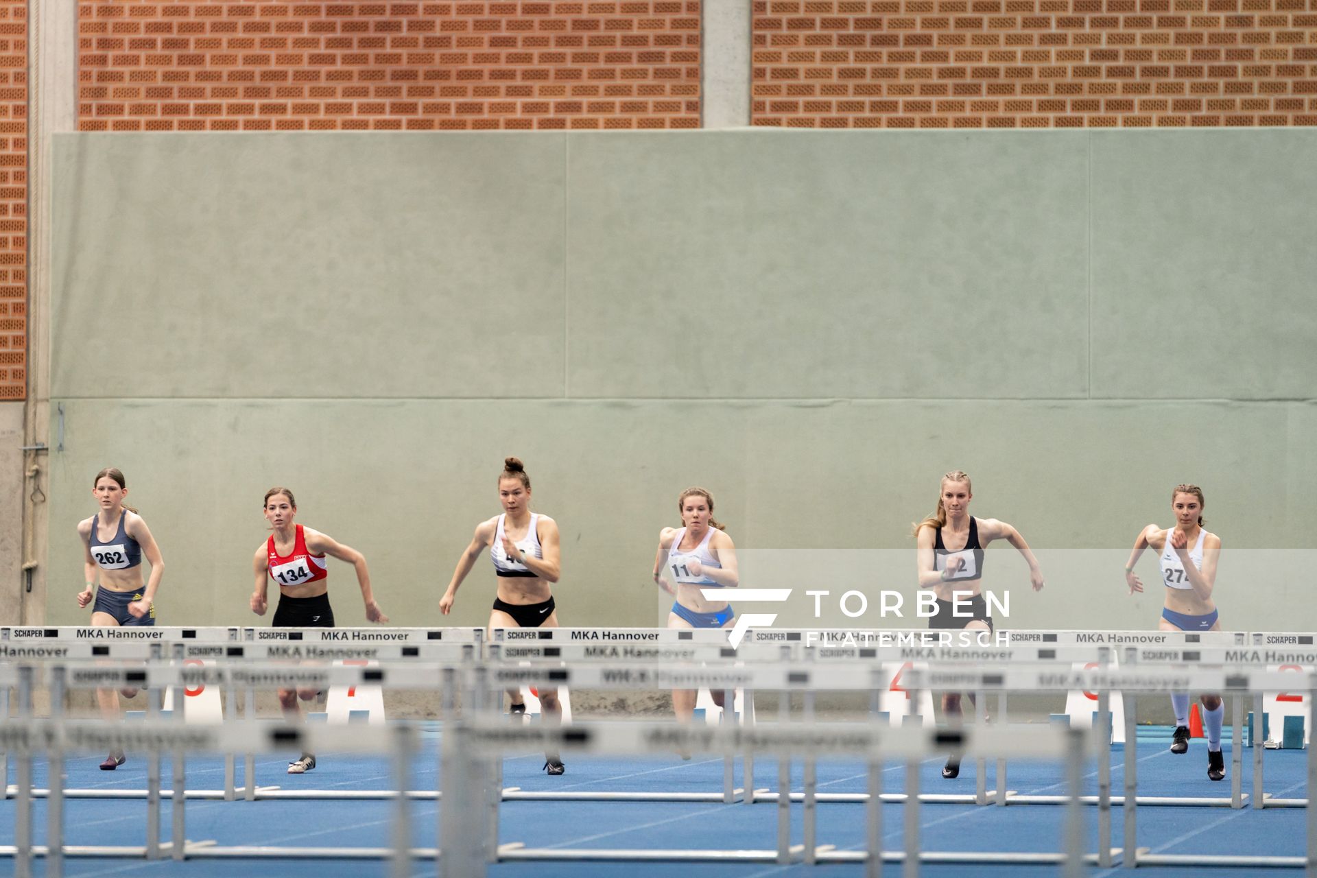 Pia Busse (VfL Loeningen), Merle-Marija Iken (MTV Aurich), Johanna Paul (Hannover 96), Nele Fasold (LG Weserbergland), Michelle Aulbert (Hannover 96) und Mayleen Bartz (VfL Stade) beim 60 Huerdenlauf; Niedersaechsische Hallenmeisterschaften am 23.01.2022 in der Leichtathletikhalle im Sportleistungszentrum Hannover