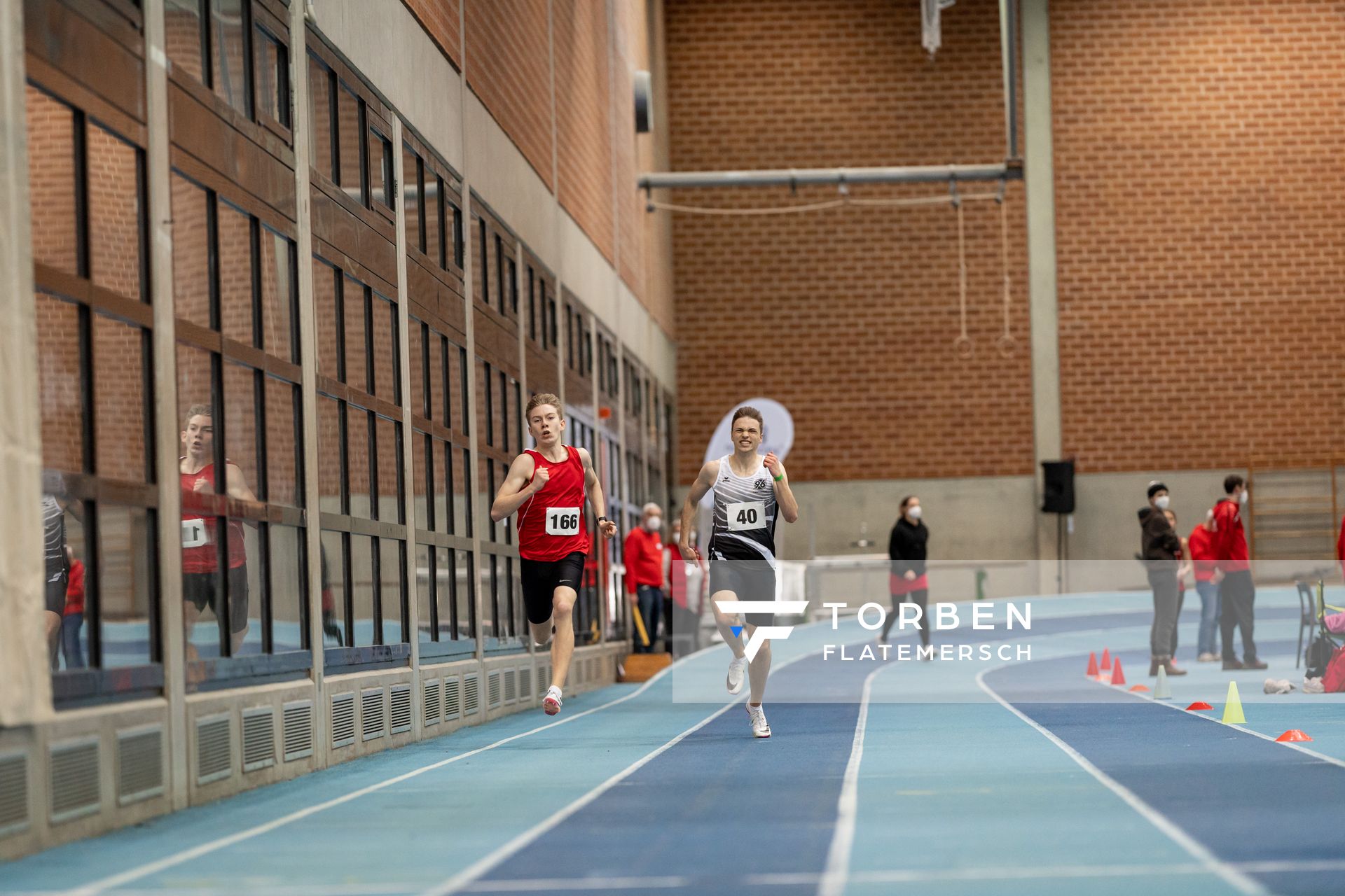 Thorben Finke (SV Sigiltra Soegel) und Joel Ahrens (Hannover 96); Niedersaechsische Hallenmeisterschaften am 23.01.2022 in der Leichtathletikhalle im Sportleistungszentrum Hannover