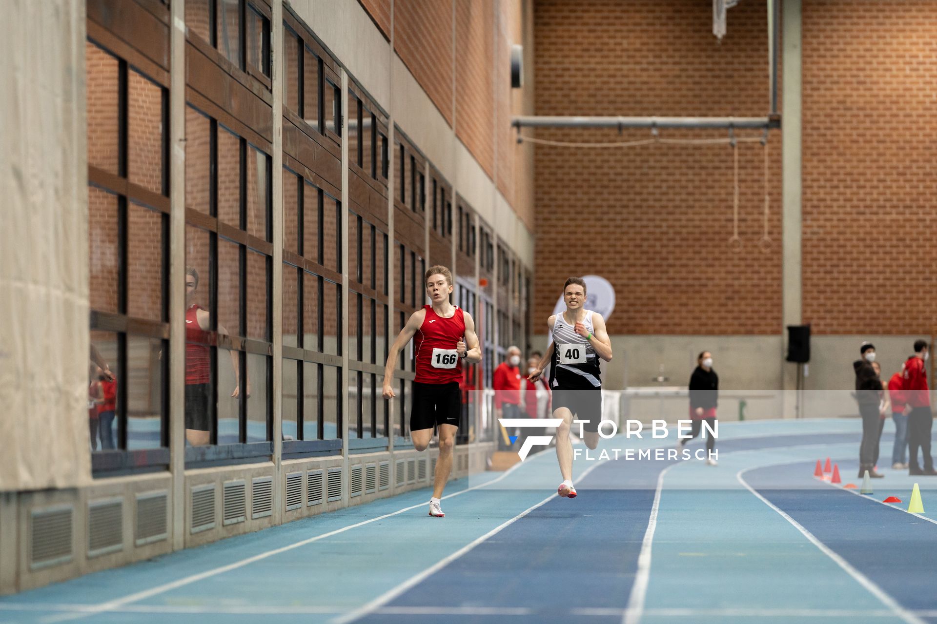 Thorben Finke (SV Sigiltra Soegel) und Joel Ahrens (Hannover 96); Niedersaechsische Hallenmeisterschaften am 23.01.2022 in der Leichtathletikhalle im Sportleistungszentrum Hannover