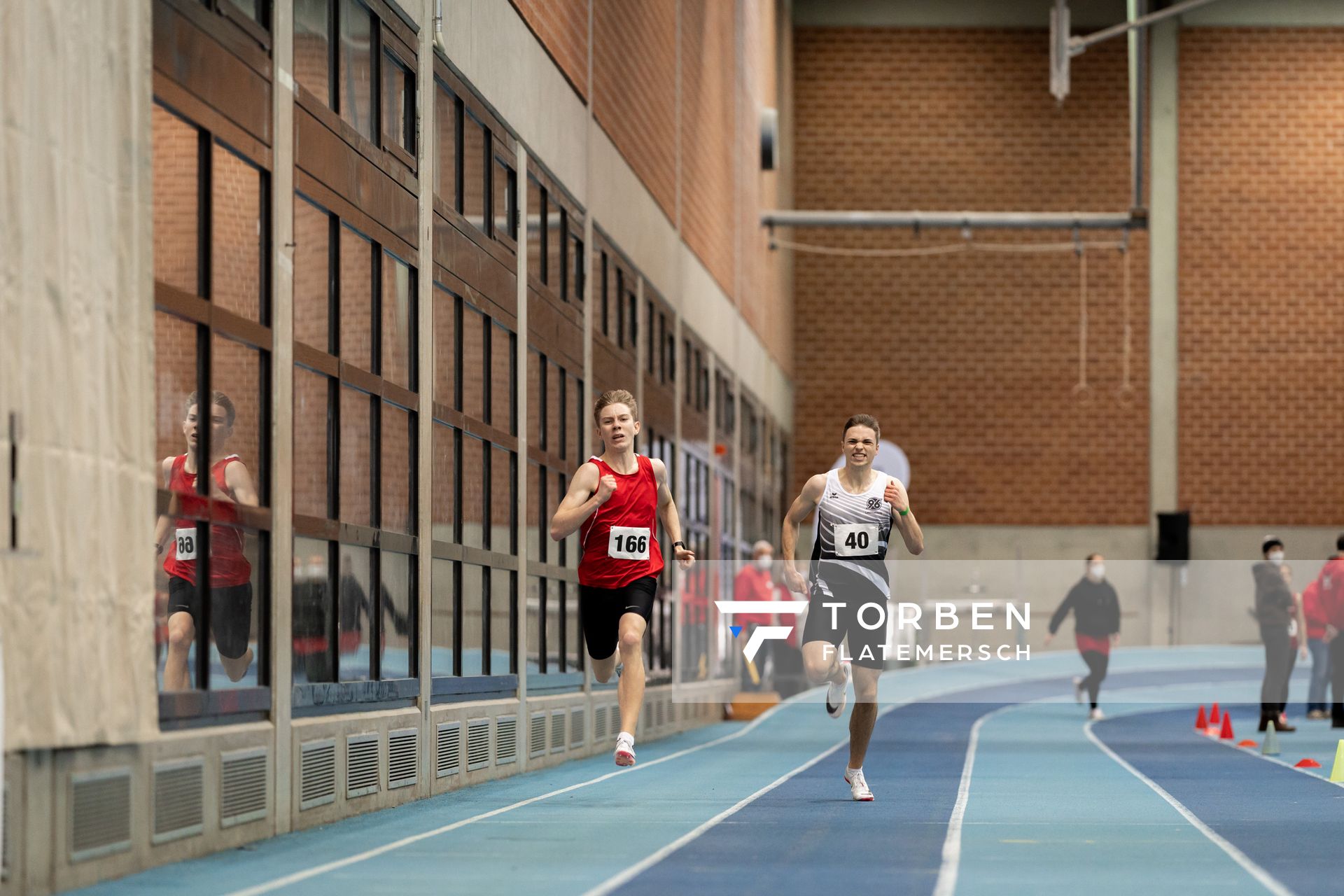 Thorben Finke (SV Sigiltra Soegel) und Joel Ahrens (Hannover 96); Niedersaechsische Hallenmeisterschaften am 23.01.2022 in der Leichtathletikhalle im Sportleistungszentrum Hannover