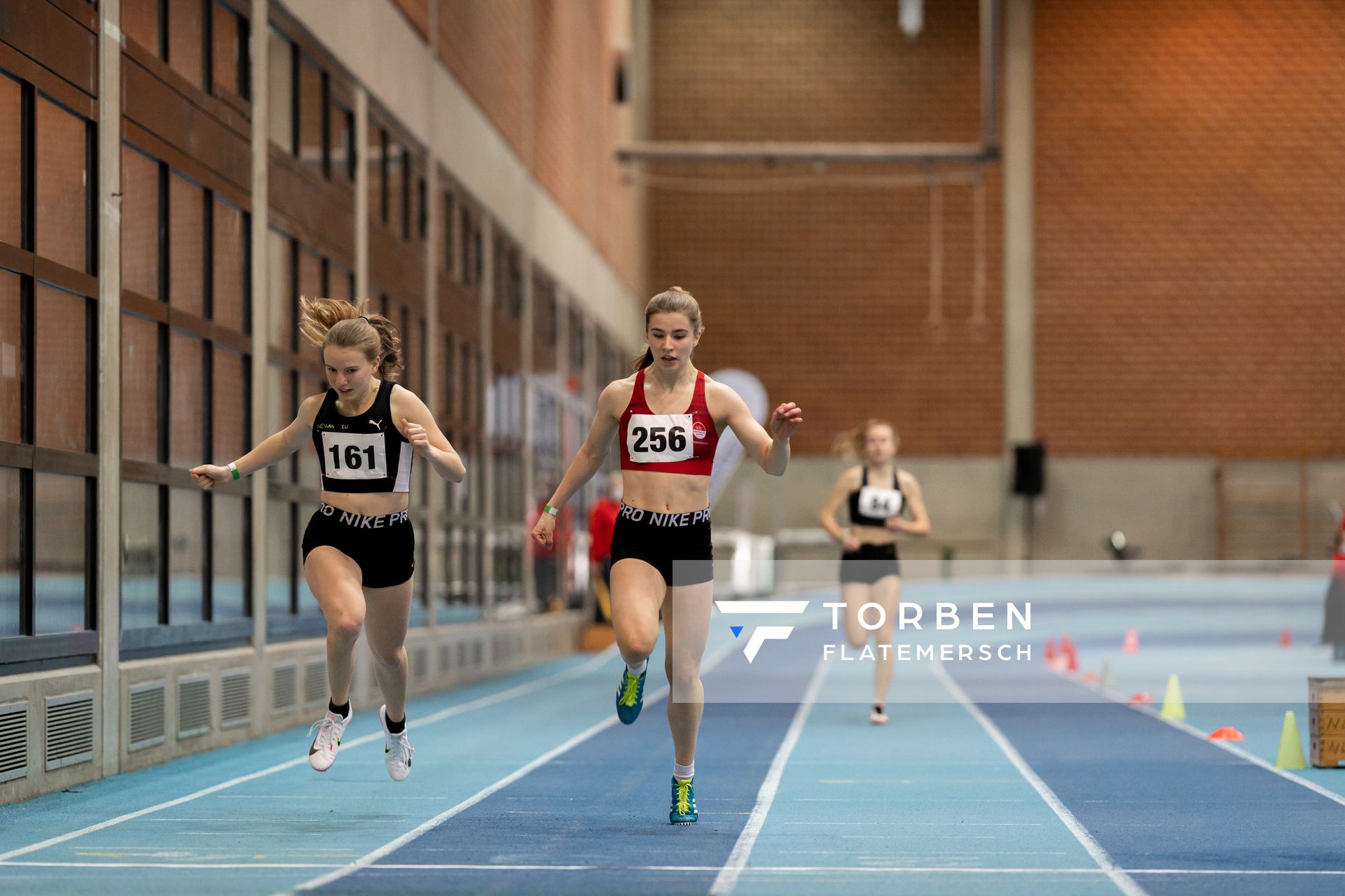 Jule Wachtendorf (SV Nordenham) und Charlotte Waldkirch (VfL Eintracht Hannover); Niedersaechsische Hallenmeisterschaften am 23.01.2022 in der Leichtathletikhalle im Sportleistungszentrum Hannover