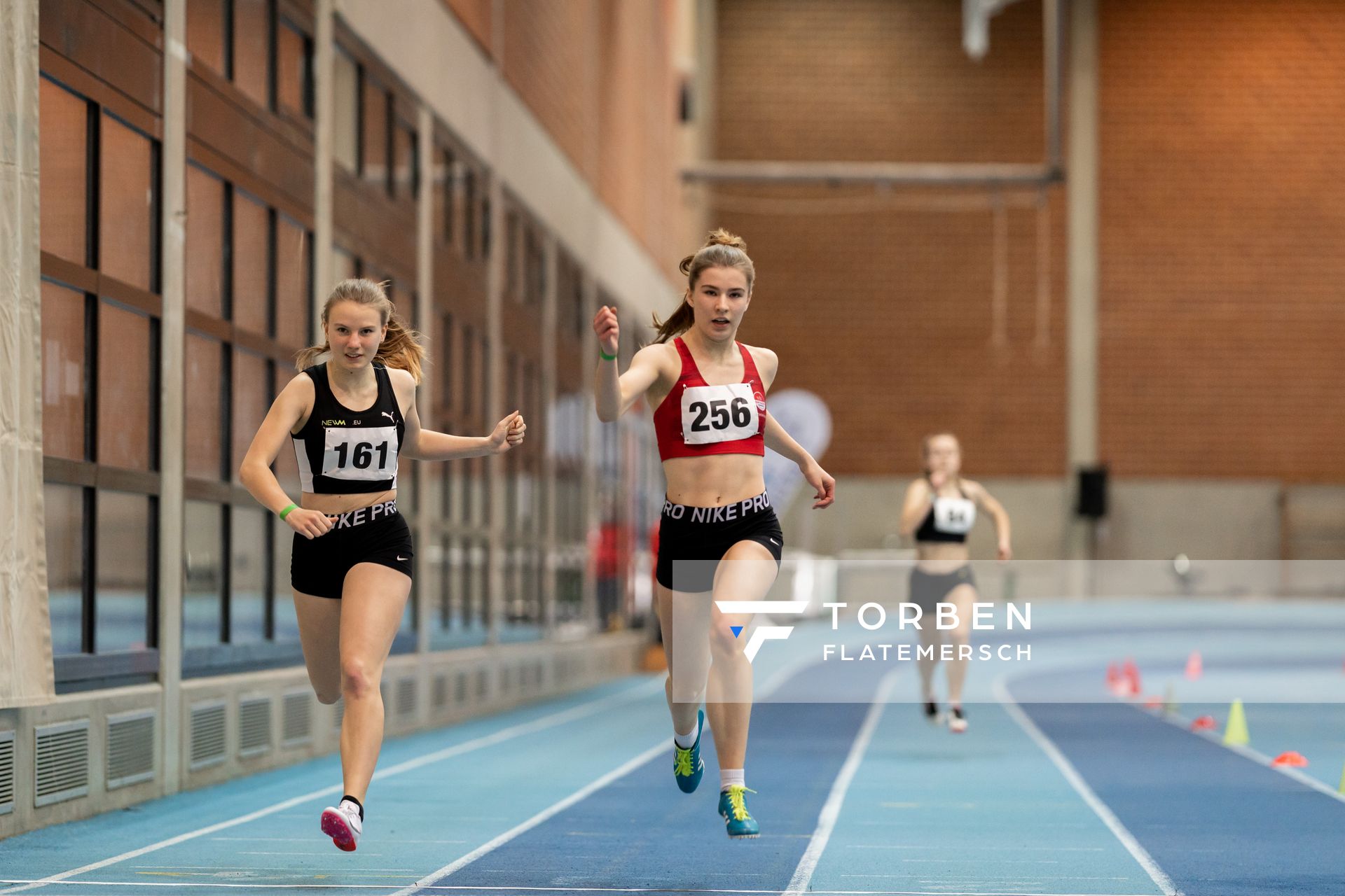 Jule Wachtendorf (SV Nordenham) und Charlotte Waldkirch (VfL Eintracht Hannover); Niedersaechsische Hallenmeisterschaften am 23.01.2022 in der Leichtathletikhalle im Sportleistungszentrum Hannover