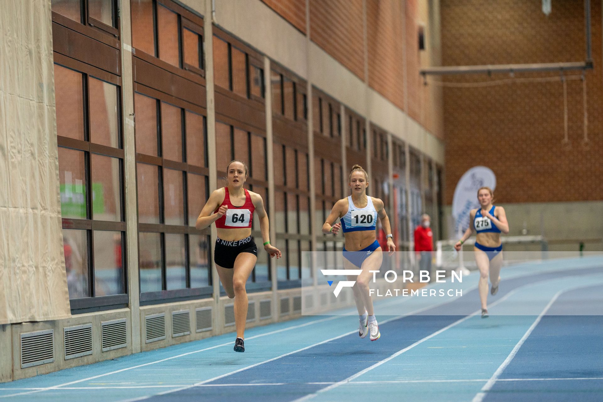 Natalie Pisoke (LG Braunschweig) und Eva Pauline Zintl (LG Weserbergland); Niedersaechsische Hallenmeisterschaften am 23.01.2022 in der Leichtathletikhalle im Sportleistungszentrum Hannover