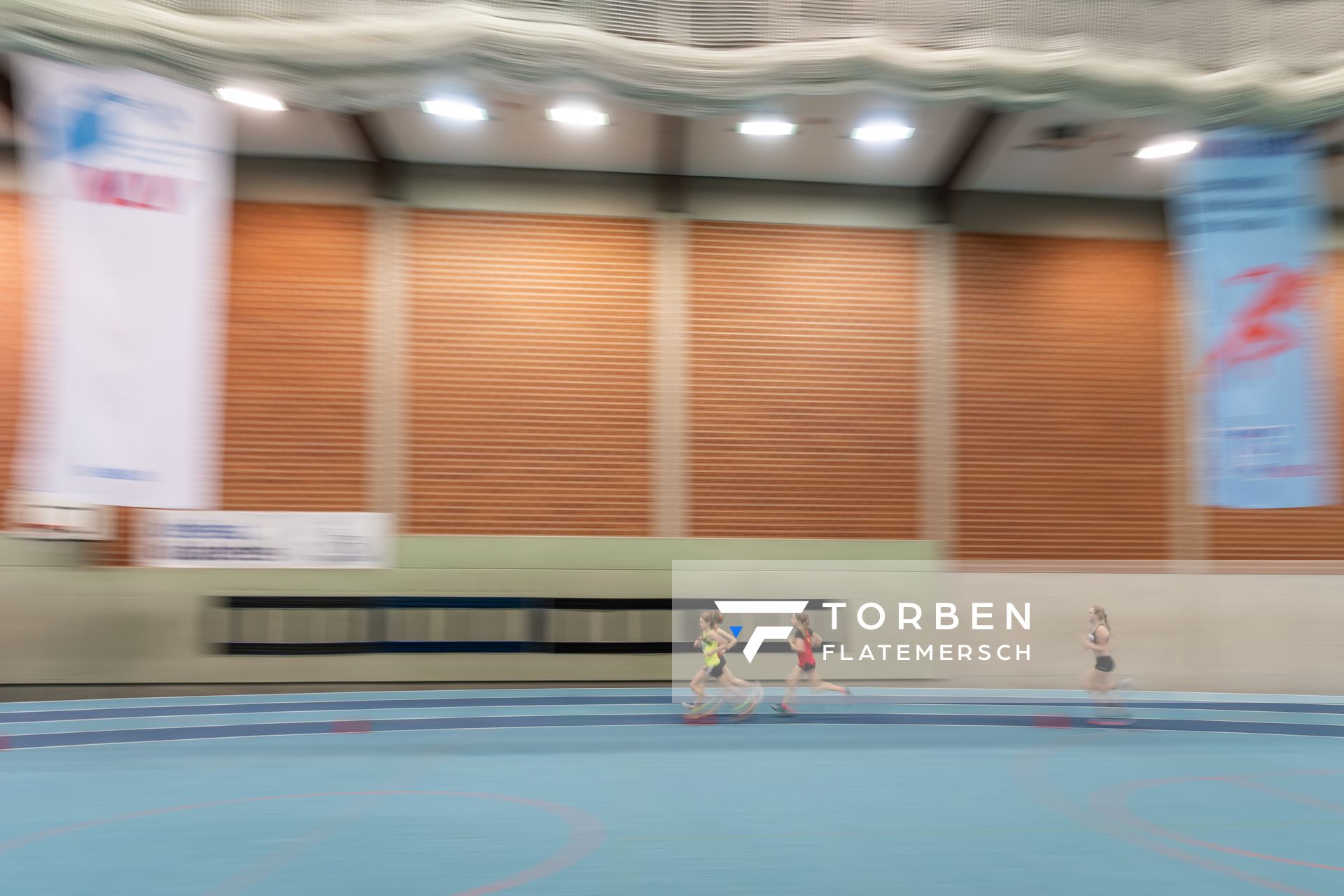 Impressionen - 2000m der W14; Niedersaechsische Hallenmeisterschaften am 23.01.2022 in der Leichtathletikhalle im Sportleistungszentrum Hannover