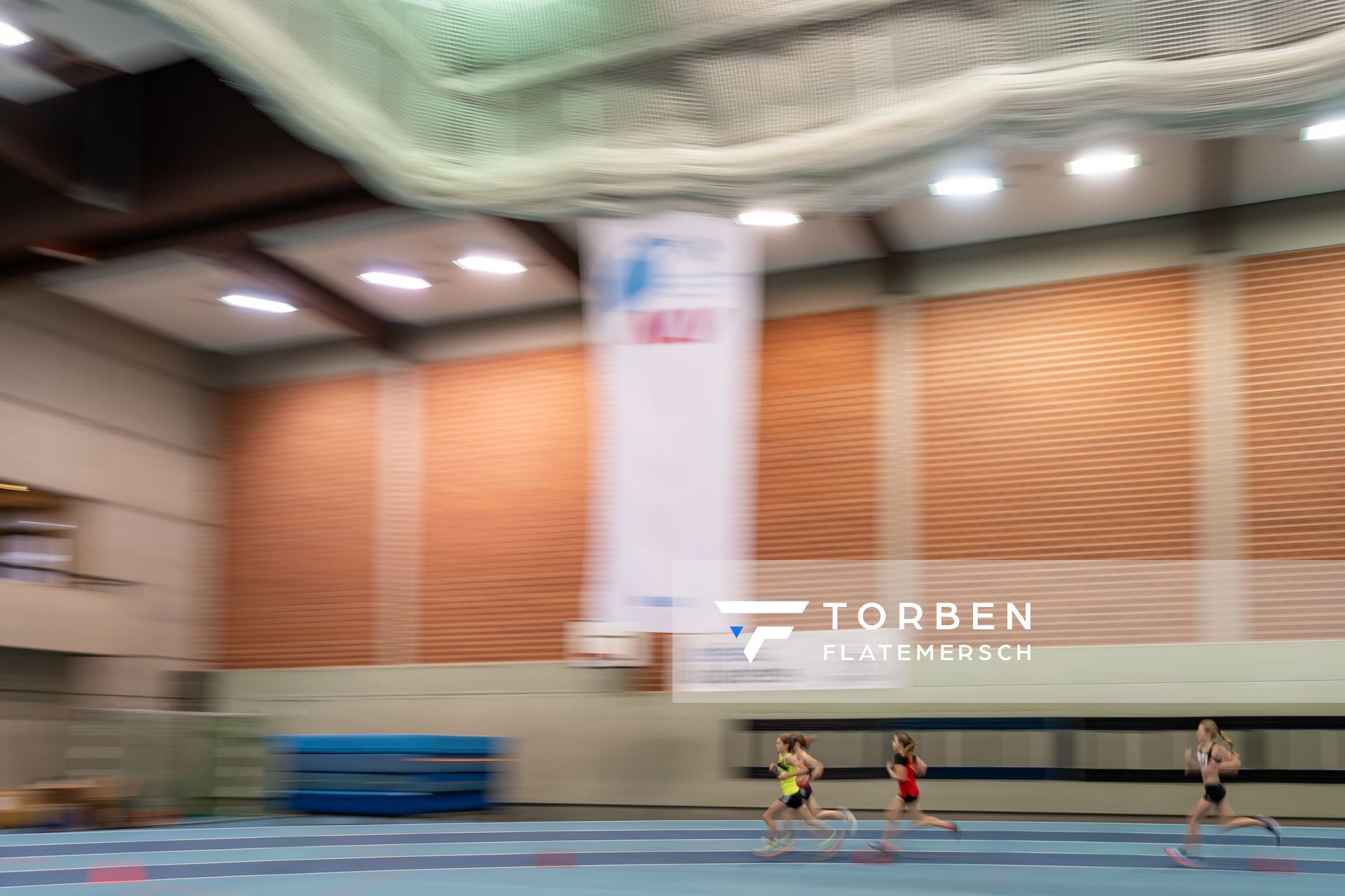 Impressionen - 2000m der W14; Niedersaechsische Hallenmeisterschaften am 23.01.2022 in der Leichtathletikhalle im Sportleistungszentrum Hannover