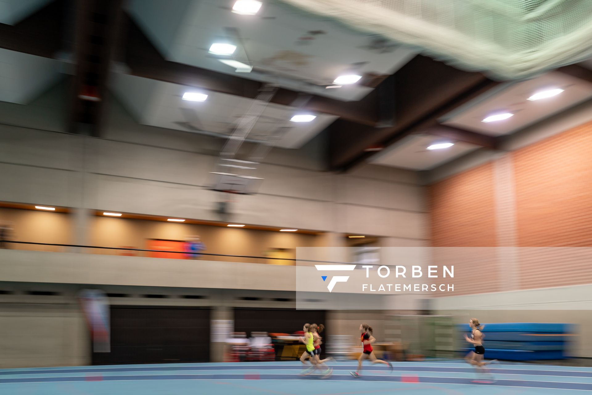 Impressionen - 2000m der W14; Niedersaechsische Hallenmeisterschaften am 23.01.2022 in der Leichtathletikhalle im Sportleistungszentrum Hannover