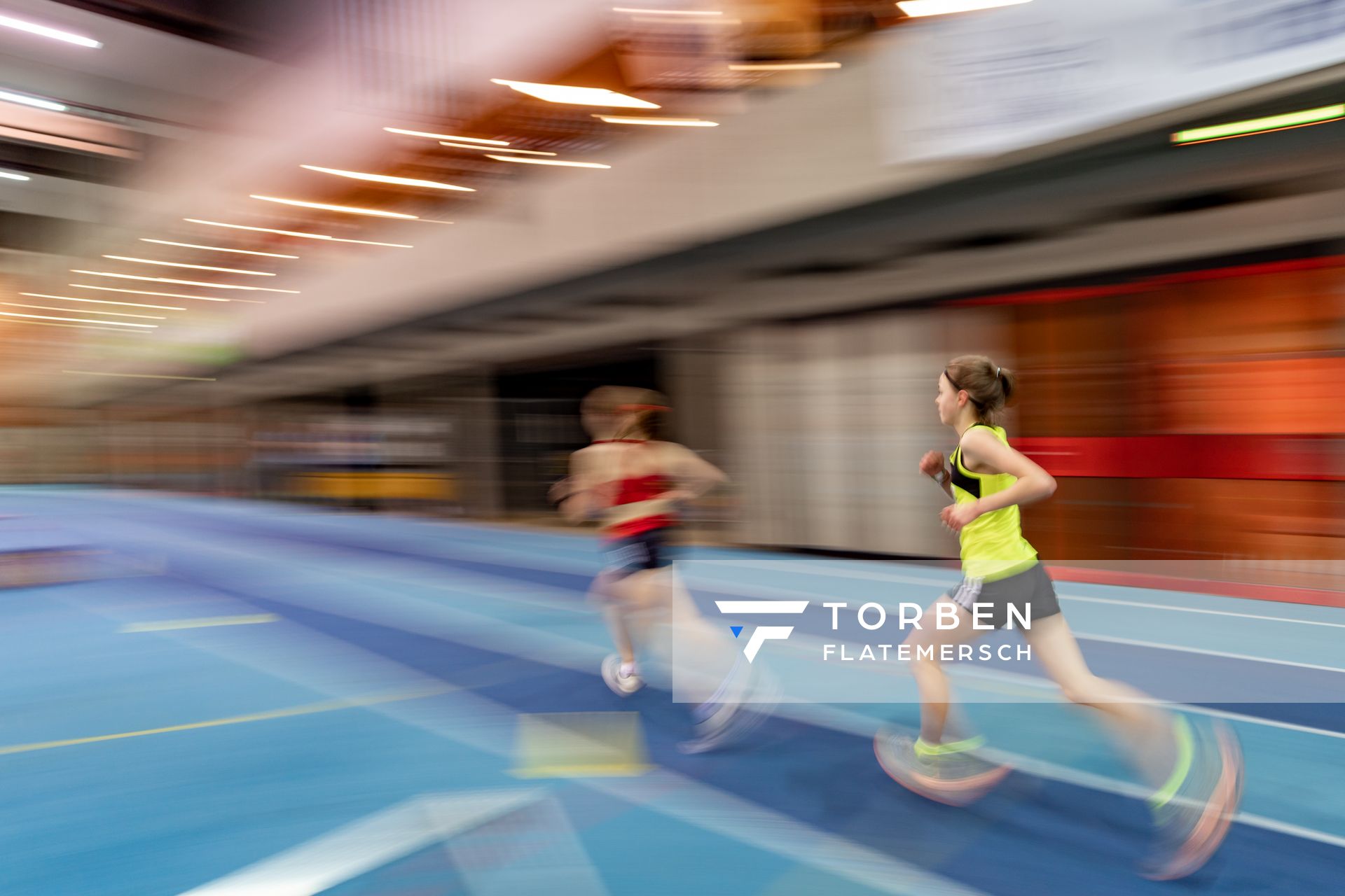 Impressionen - 2000m der W14; Niedersaechsische Hallenmeisterschaften am 23.01.2022 in der Leichtathletikhalle im Sportleistungszentrum Hannover